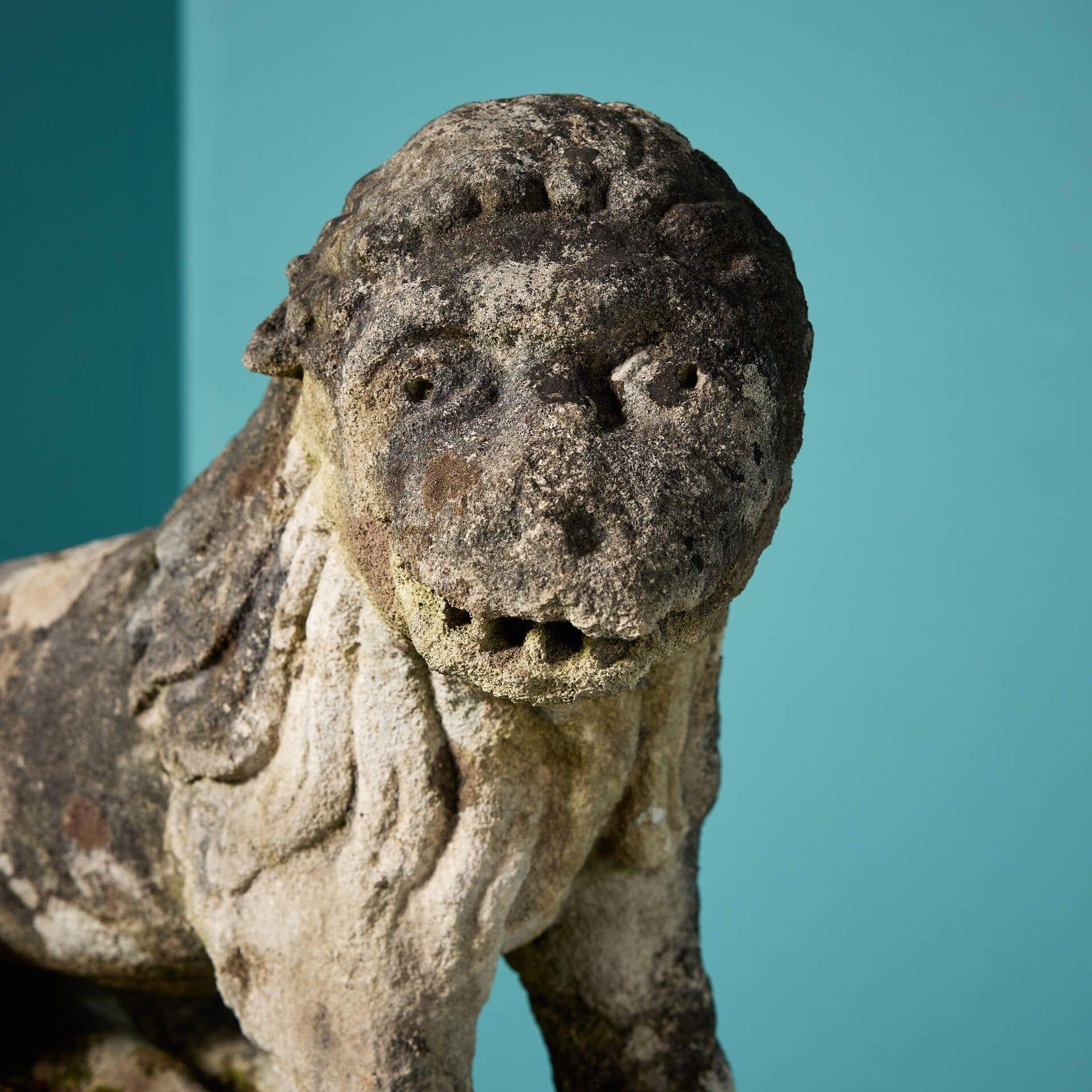 Néoclassique Paire de statues de lion en pierre calcaire vieillie du 18e siècle en vente
