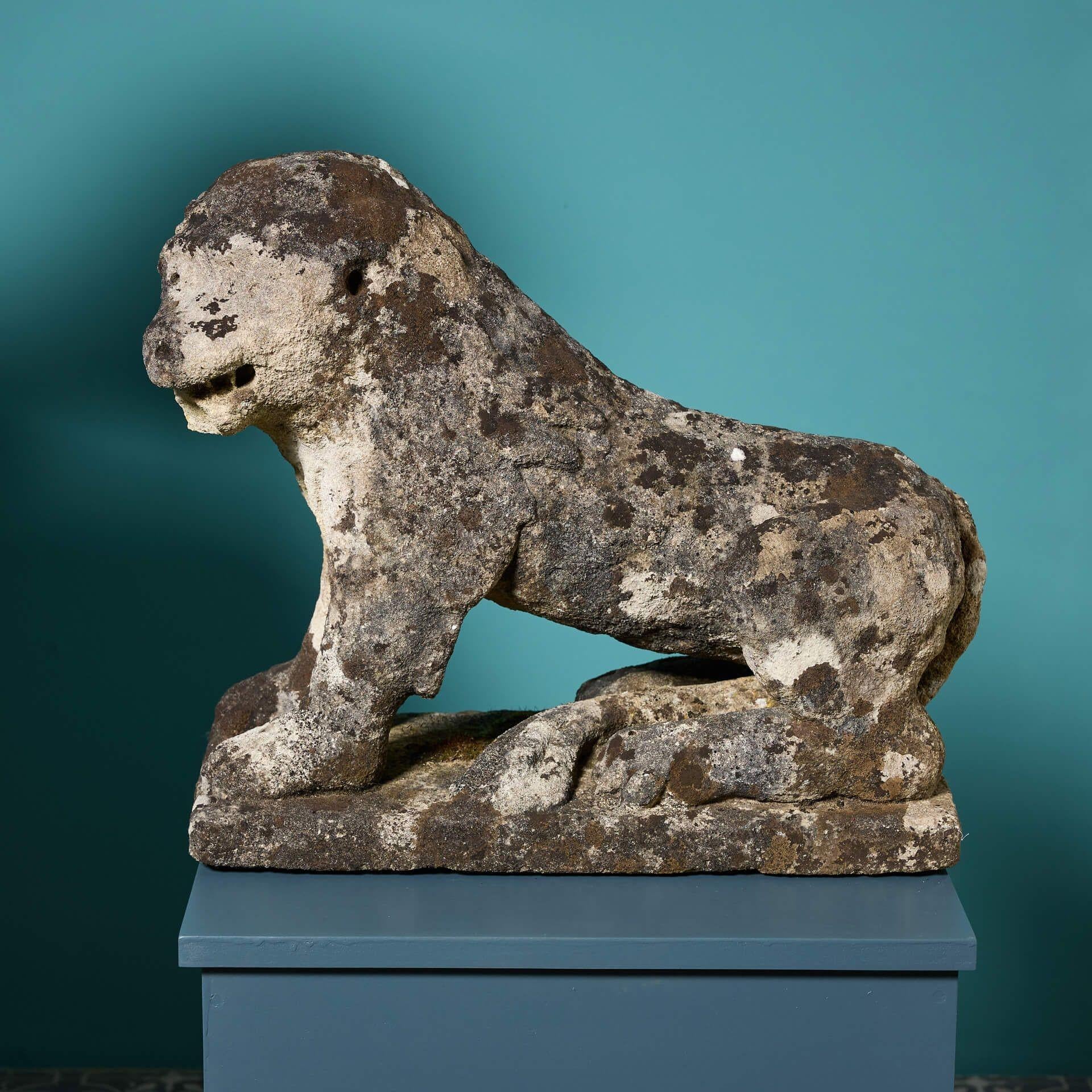 Anglais Paire de statues de lion en pierre calcaire vieillie du 18e siècle en vente