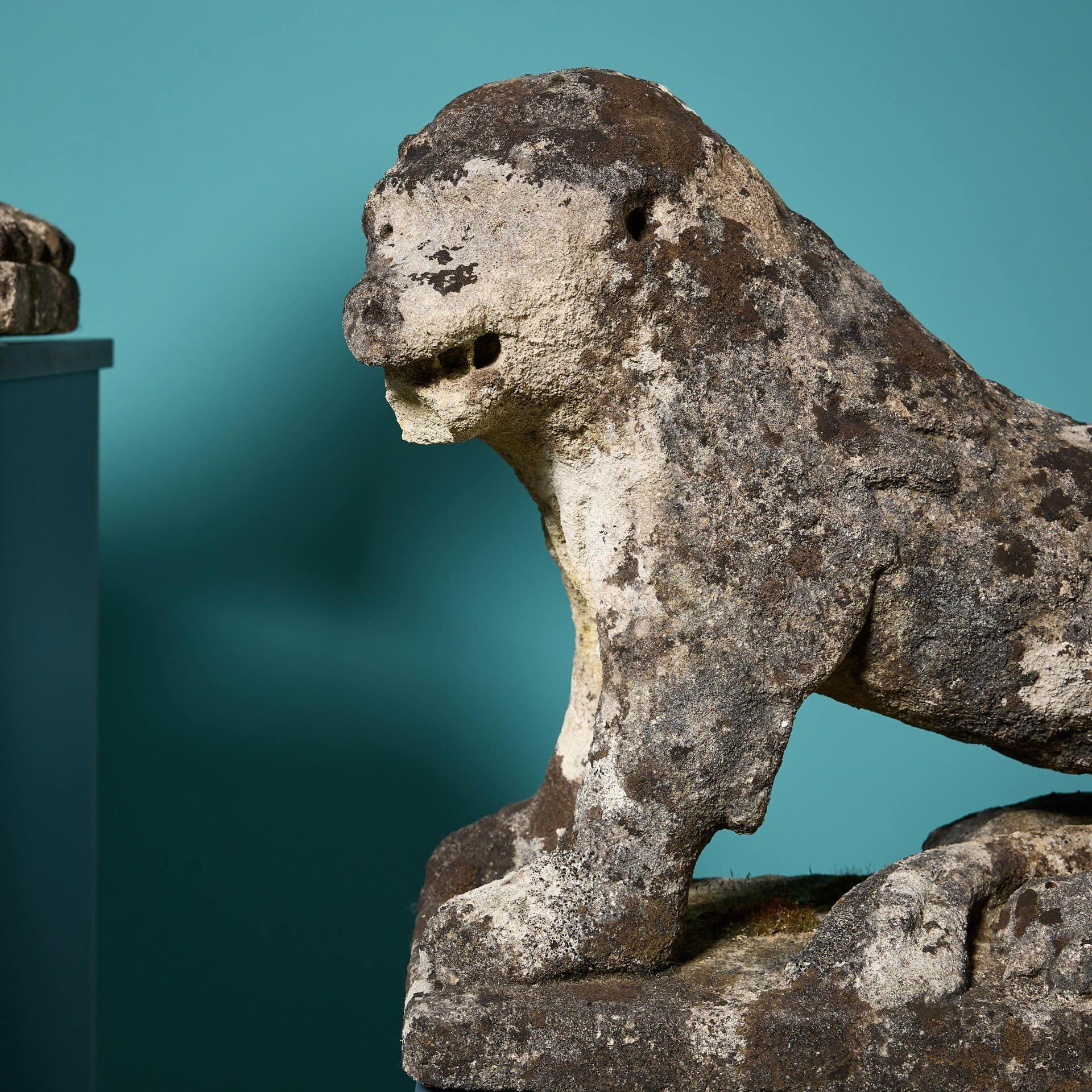 Paire de statues de lion en pierre calcaire vieillie du 18e siècle État moyen - En vente à Wormelow, Herefordshire