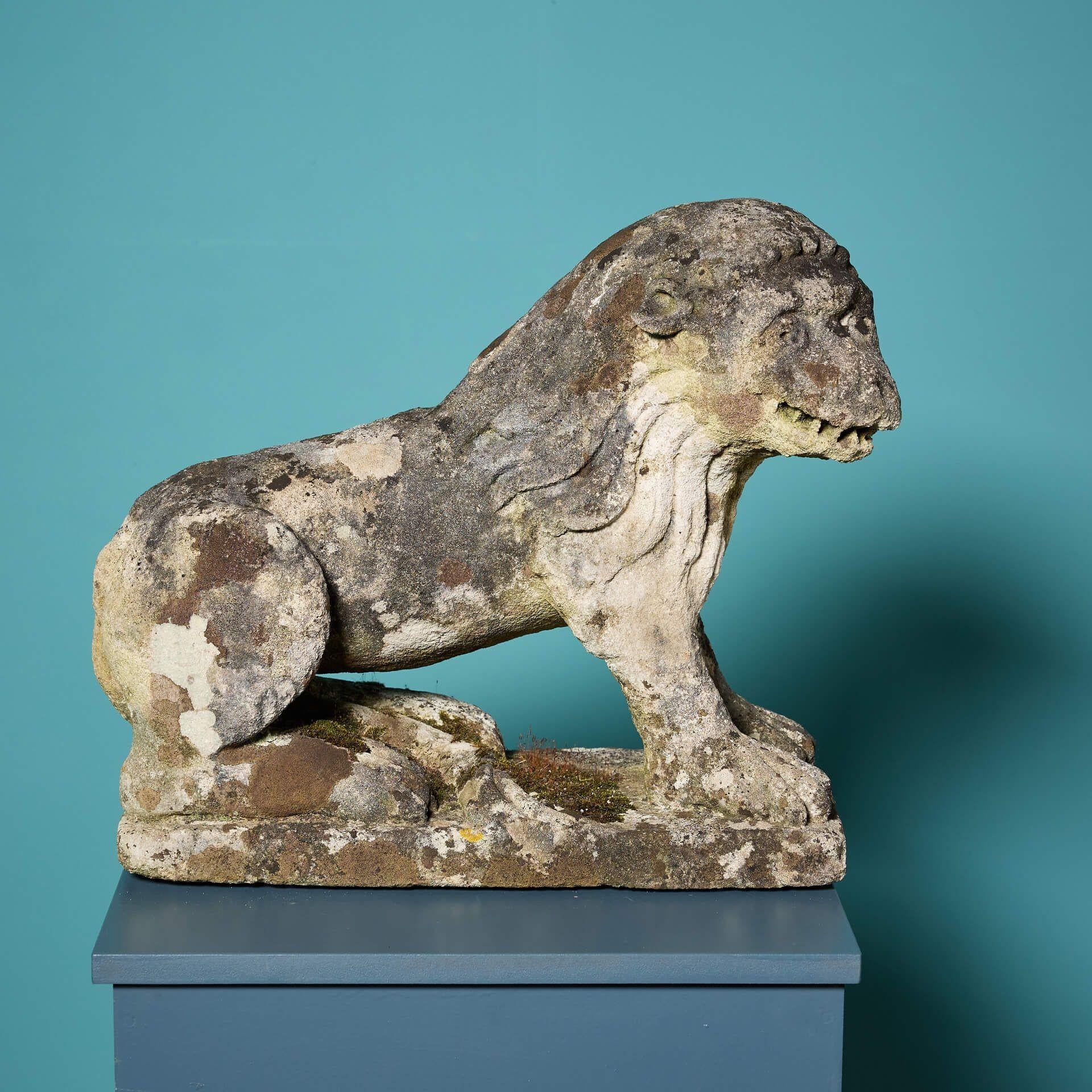 20ième siècle Paire de statues de lion en pierre calcaire vieillie du 18e siècle en vente
