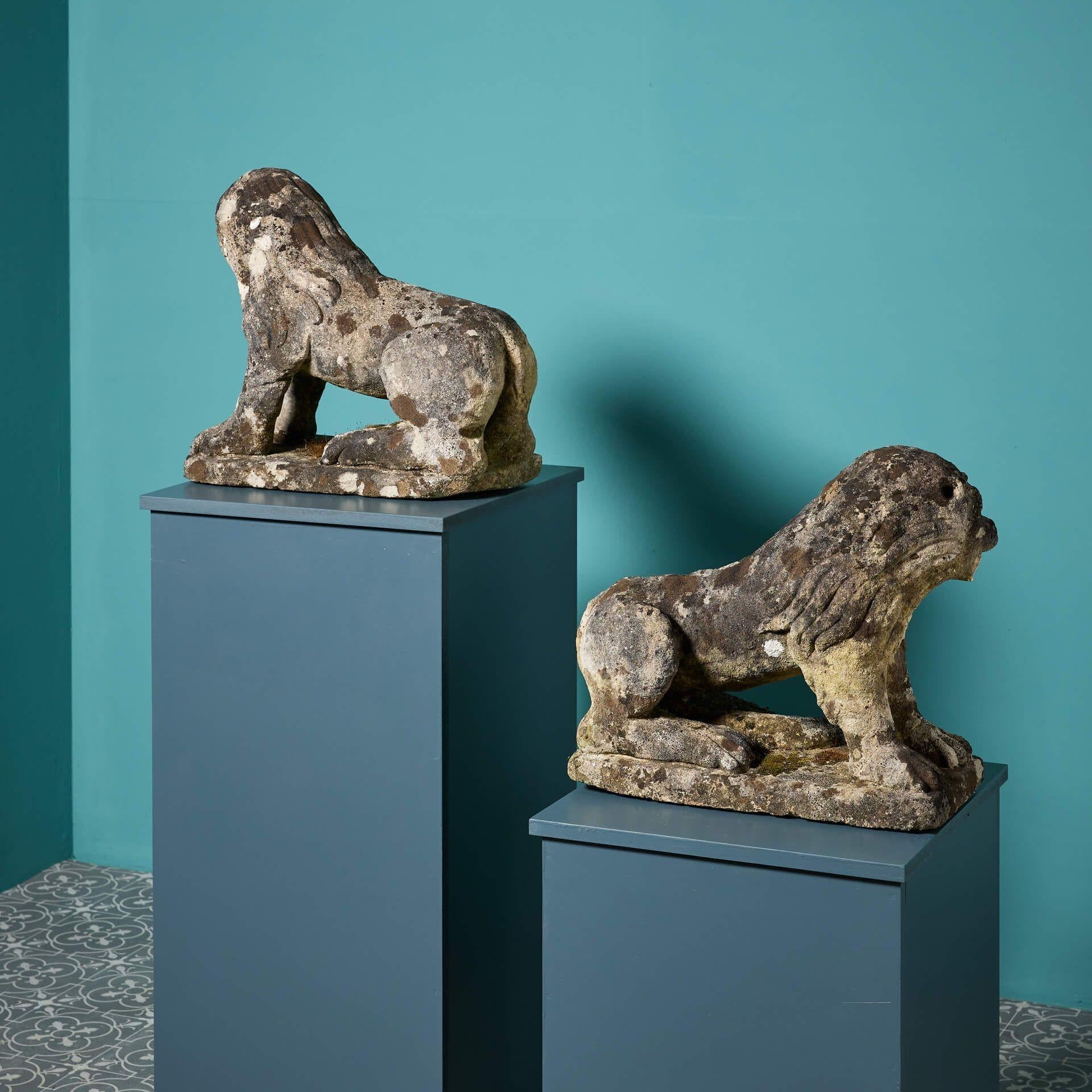Pierre Paire de statues de lion en pierre calcaire vieillie du 18e siècle en vente