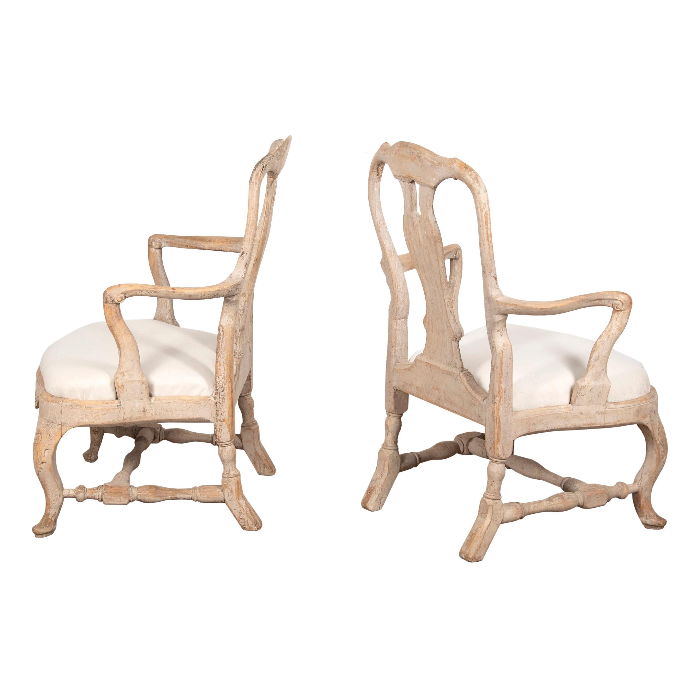 Paire de fauteuils du XVIIIe siècle, fabriqués à Stockholm, avec dossier sculpté.
Avec des sièges profonds, des pieds de cabriolet et des sièges en lin belge magnifiquement rembourrés. Repeint dans une peinture blanche typique.