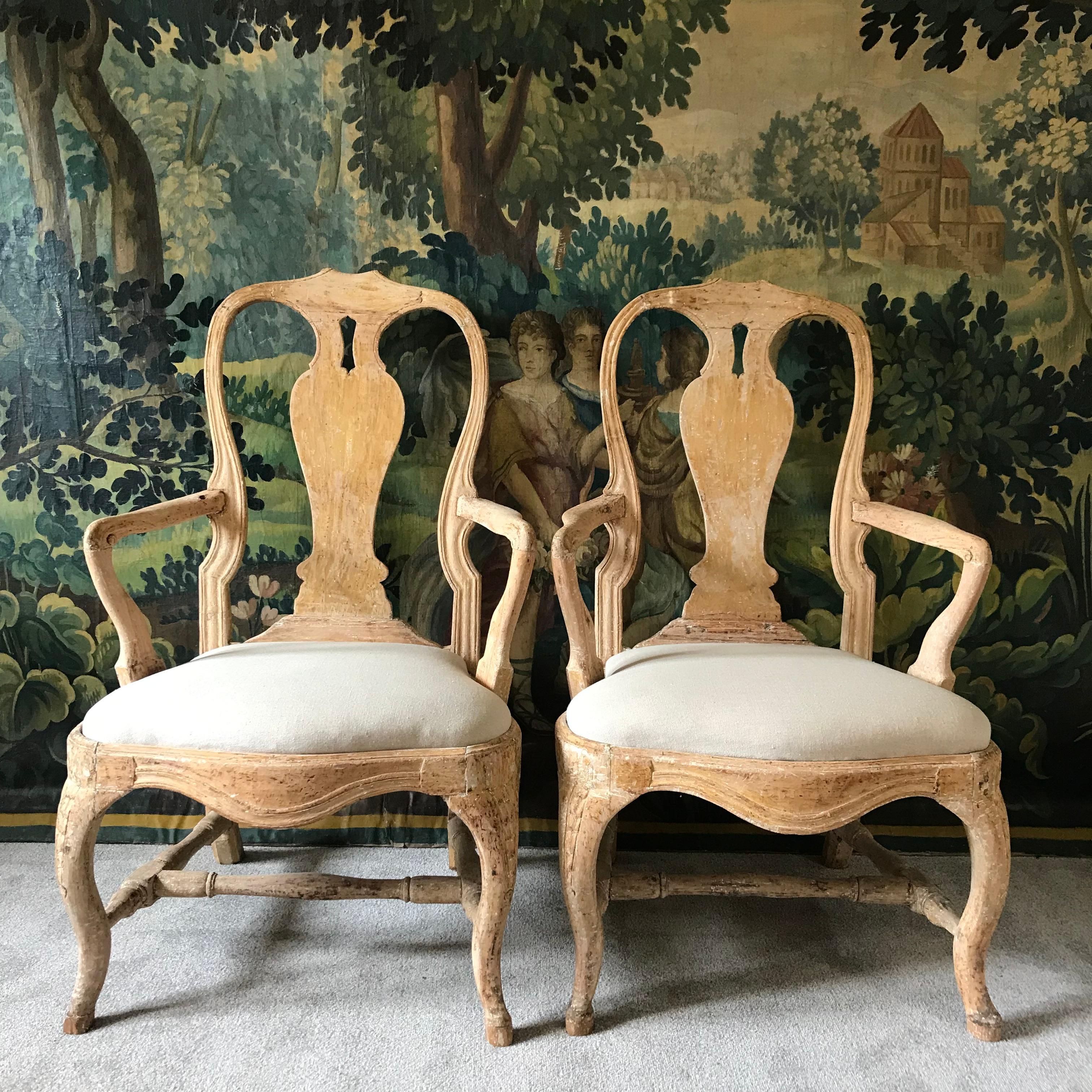 Ein großartiges Paar Rokokosessel aus dem 18. Jahrhundert aus der schwedischen Periode in ihrer ursprünglichen Farbe (nicht retuschiert oder übermalt) mit handgeschnitzten Details, die eine herrliche ockergelbe Farbe haben 
Dieses Paar Stühle ist