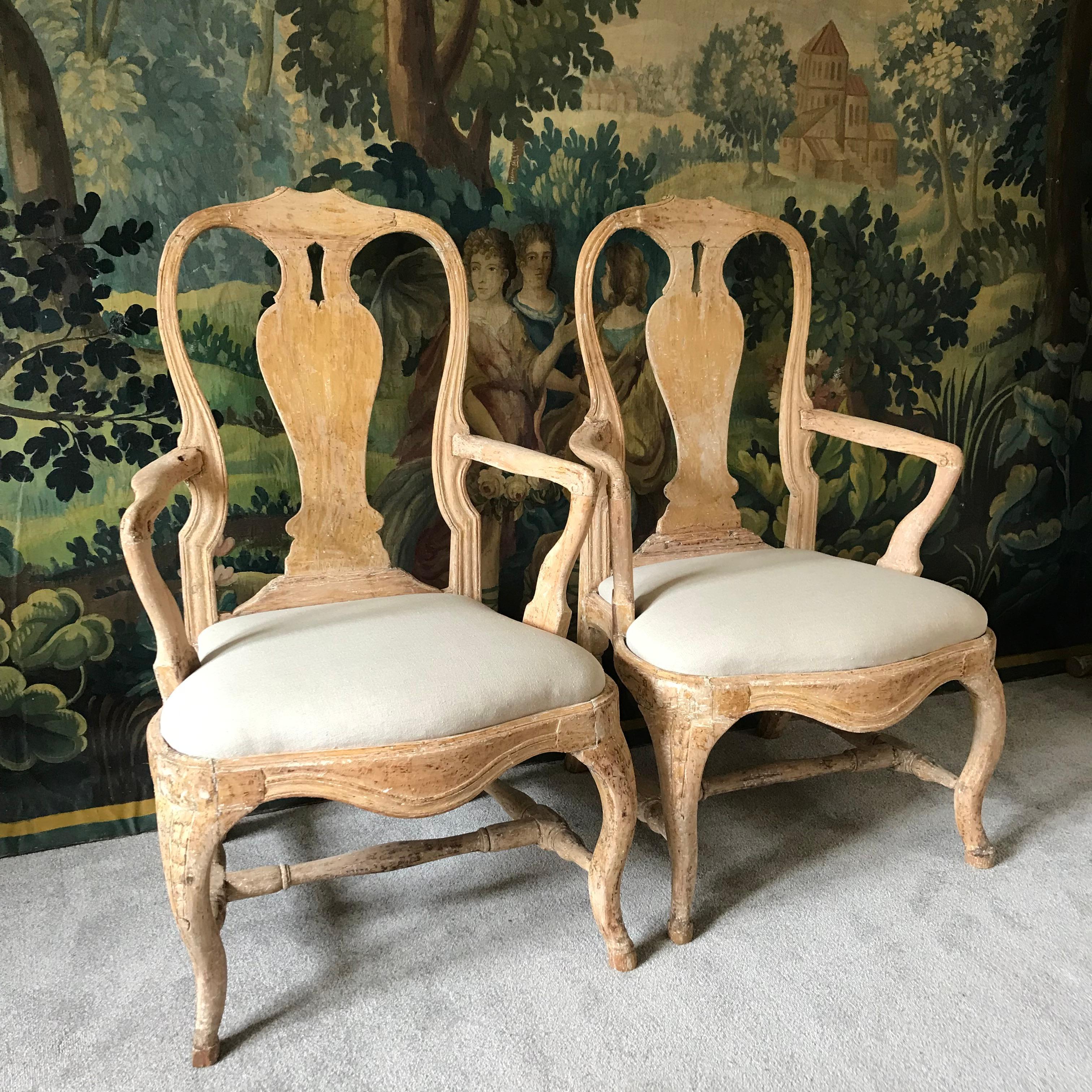 Sculpté à la main Paire de chaises suédoises du 18e siècle en vente
