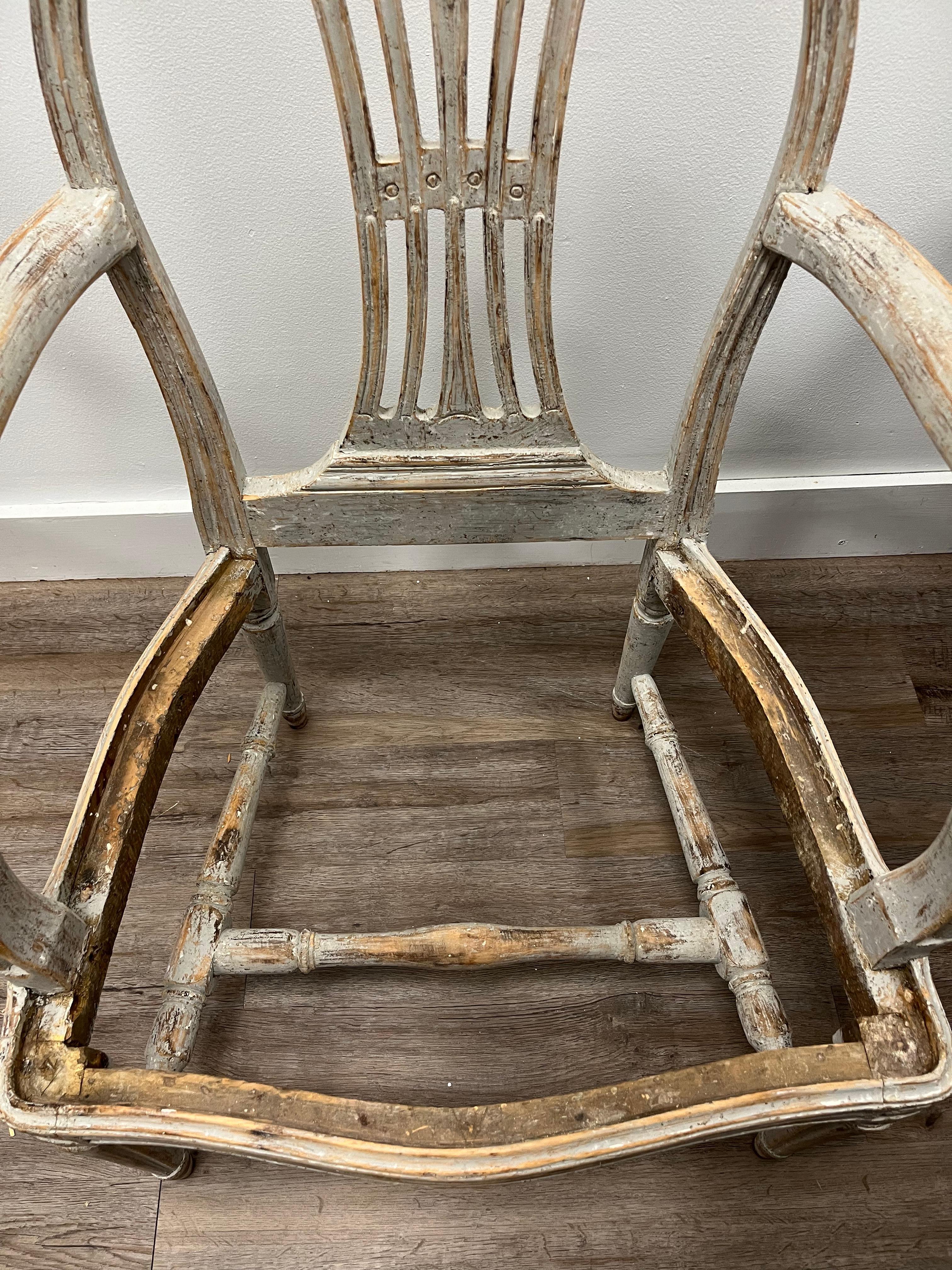 Paire de fauteuils gustaviens suédois du XVIIIe siècle par Erik Öhrmark en vente 4