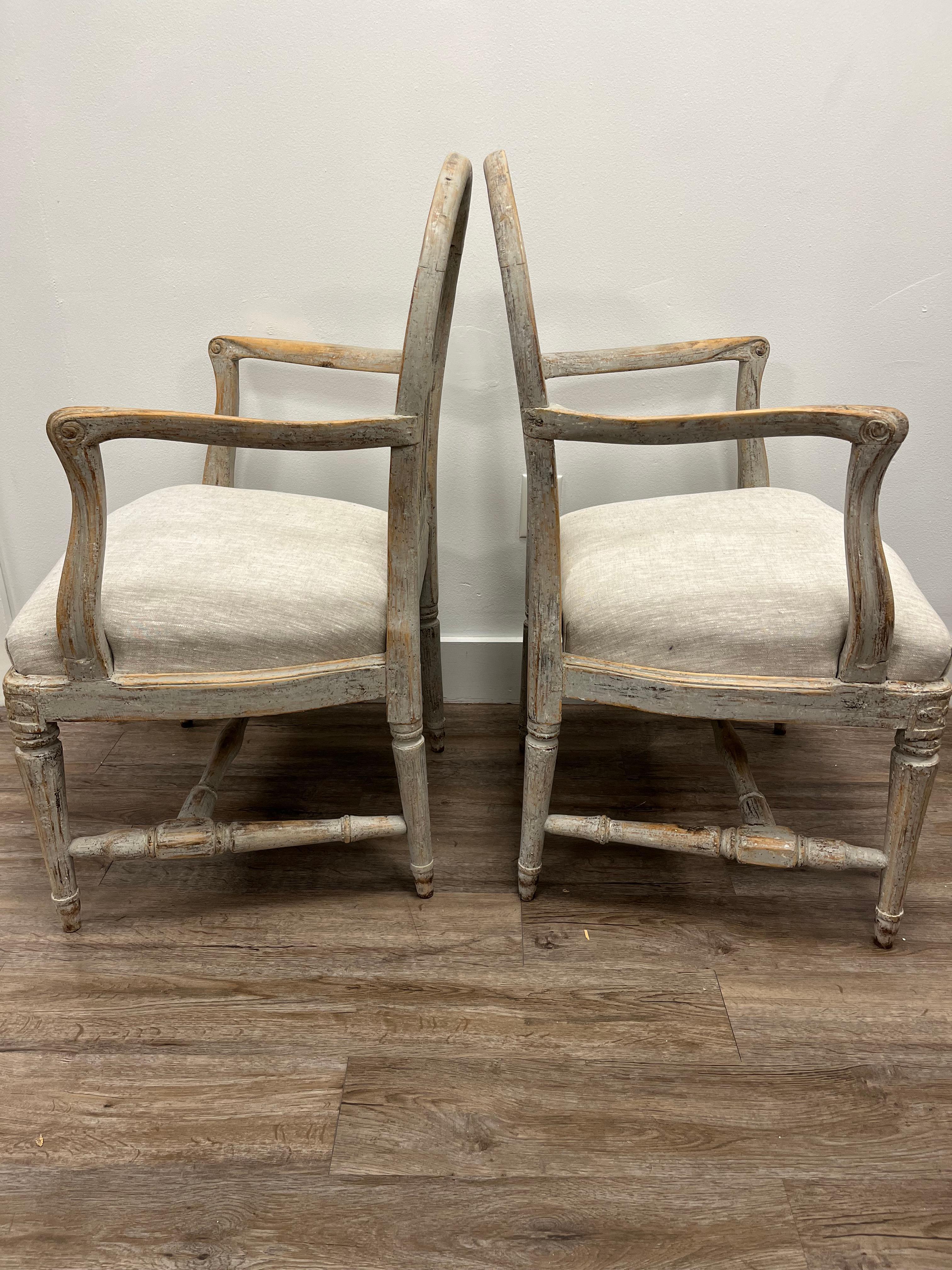 Une superbe paire de fauteuils suédois de style gustavien fabriqués à Stockholm et signés (OEM) par Erik Öhrmark (1747-1813). En 1777, Öhrmark obtient le droit, en tant que maître fabricant de chaises, de produire des chaises à Stockholm. Plusieurs