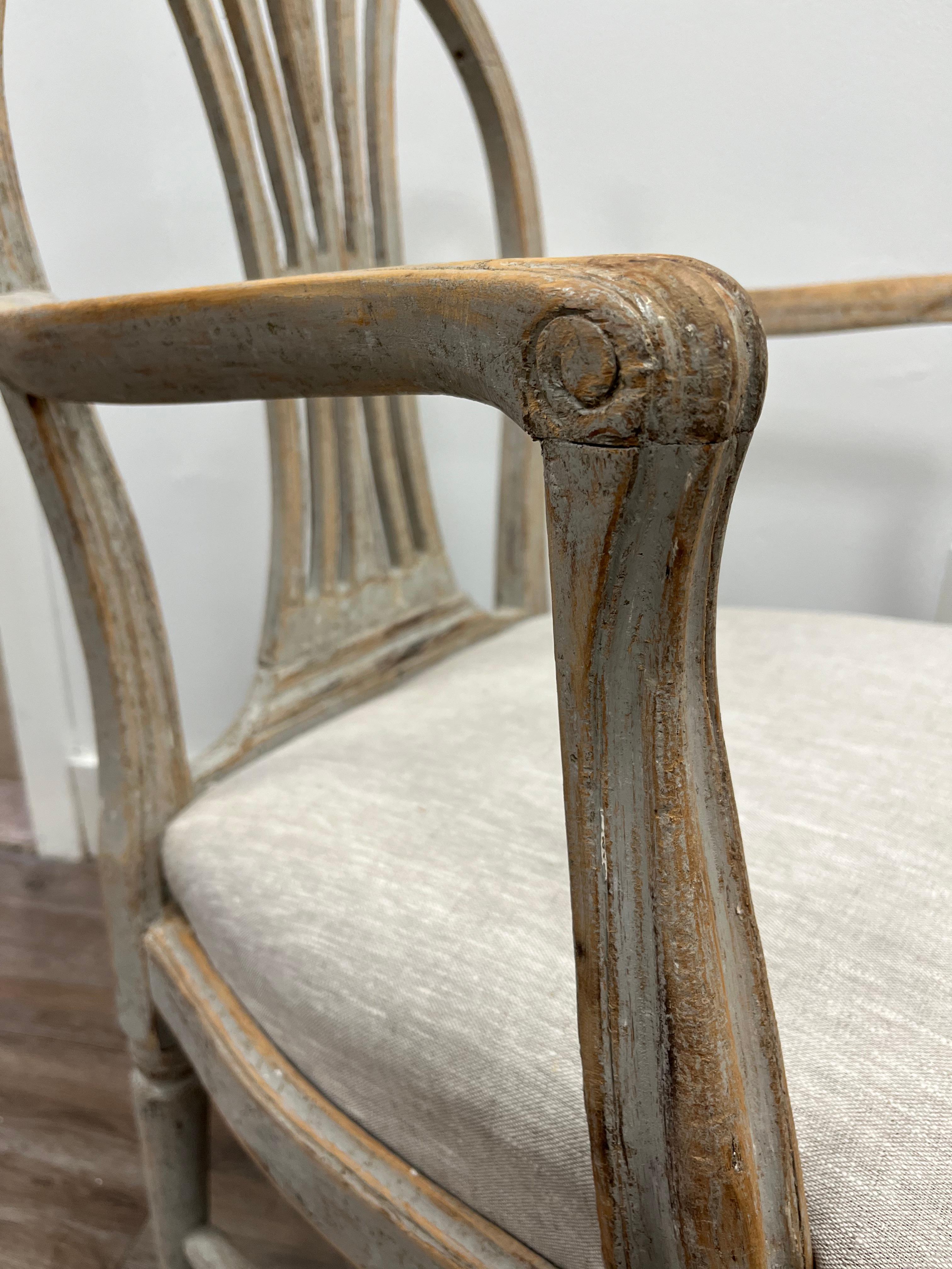 Sculpté à la main Paire de fauteuils gustaviens suédois du XVIIIe siècle par Erik Öhrmark en vente