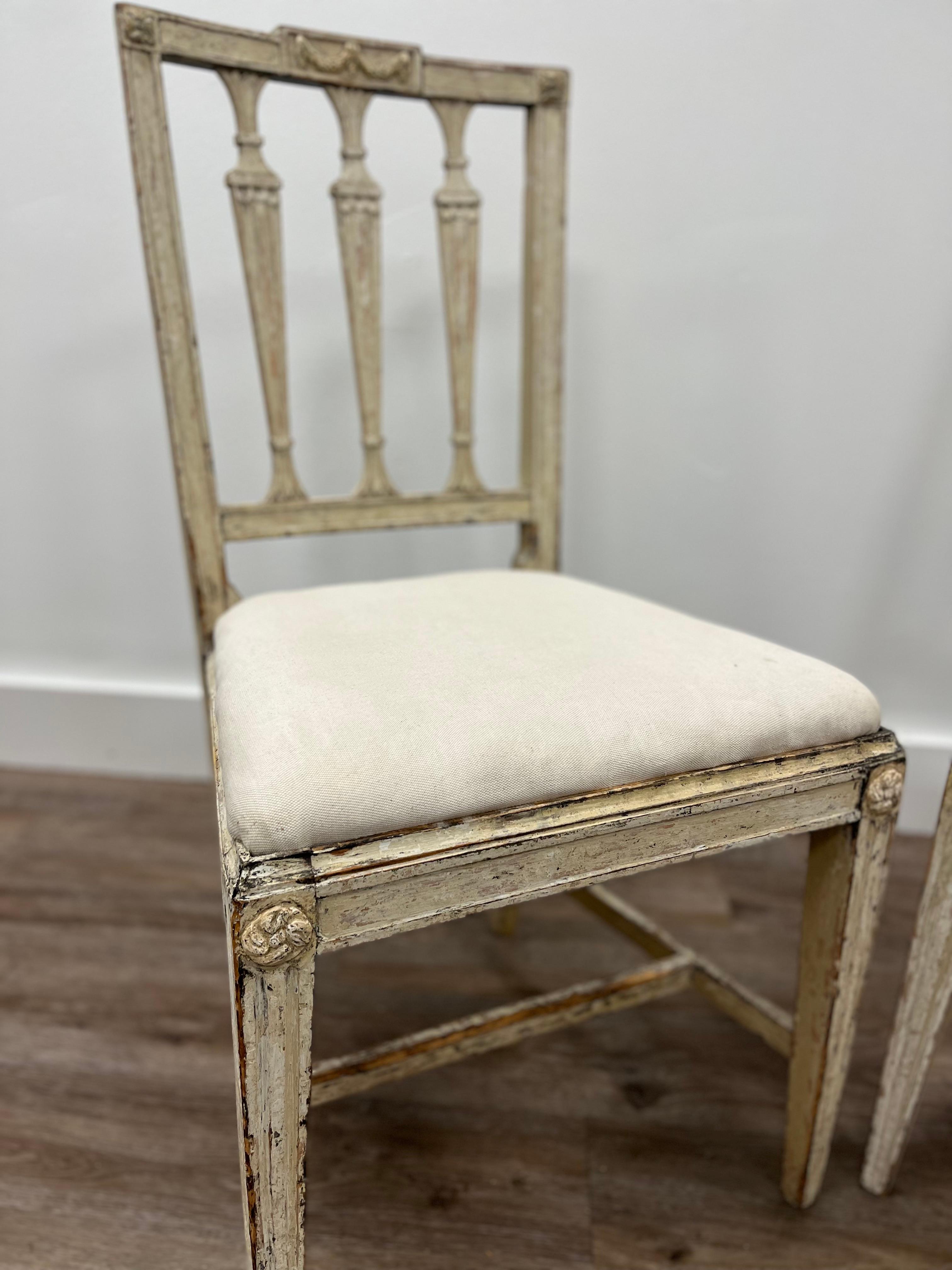 Hand-Carved Pair of 18th Century Swedish Gustavian Chairs For Sale