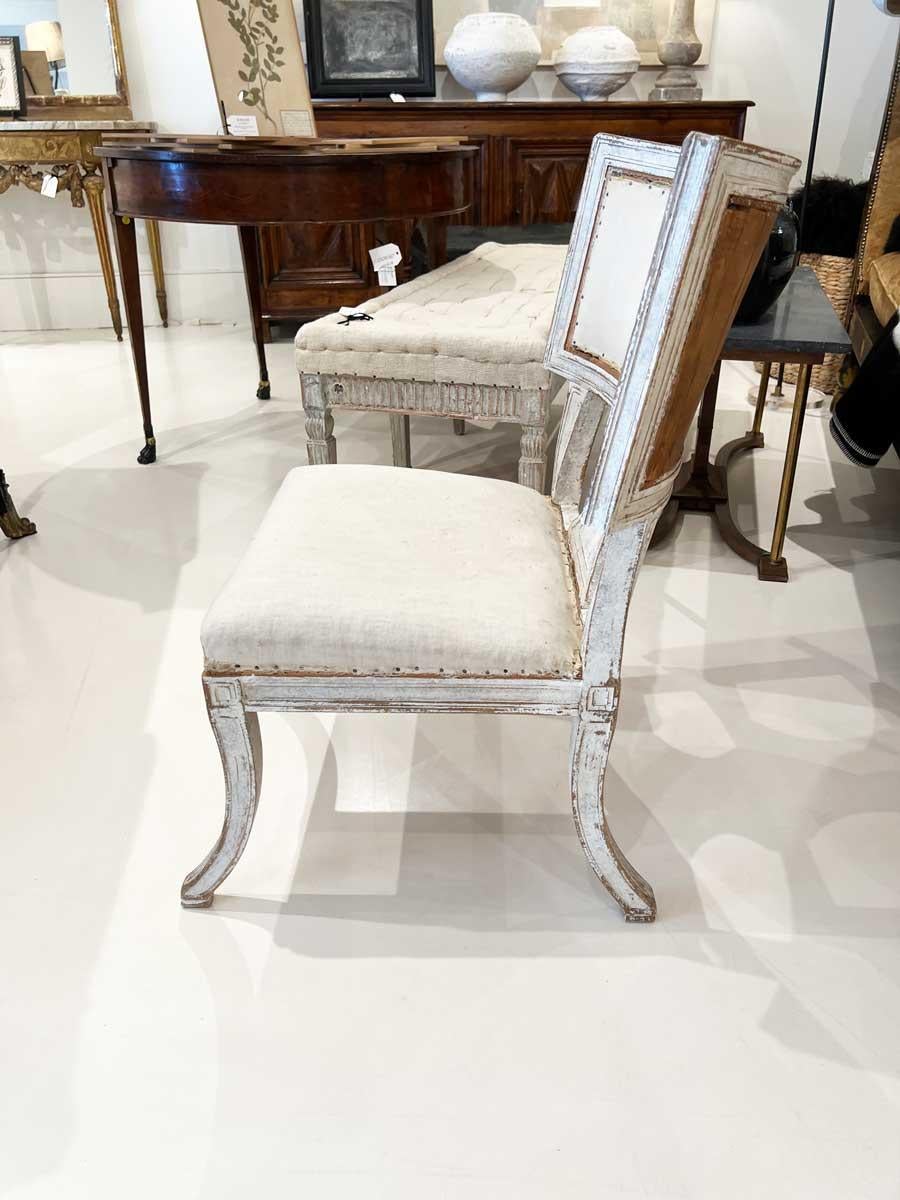 Cette paire de chaises Klismos provient de la Suède du XVIIIe siècle, une période connue pour l'importance accordée à la simplicité, à la fonctionnalité et à l'understated.design des meubles. Les chaises présentent la silhouette caractéristique de