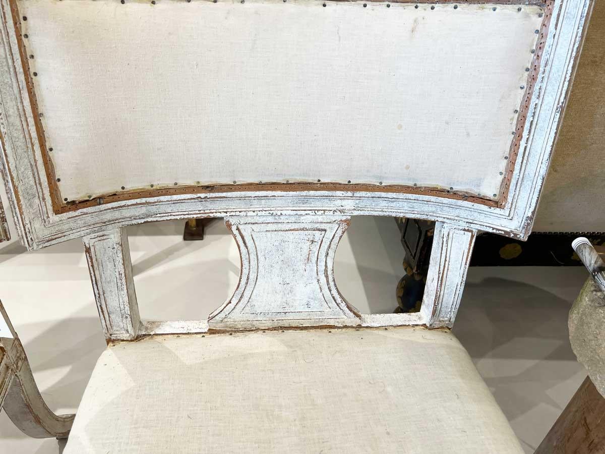 Paire de chaises suédoises Klismos du 18ème siècle État moyen - En vente à New Orleans, LA