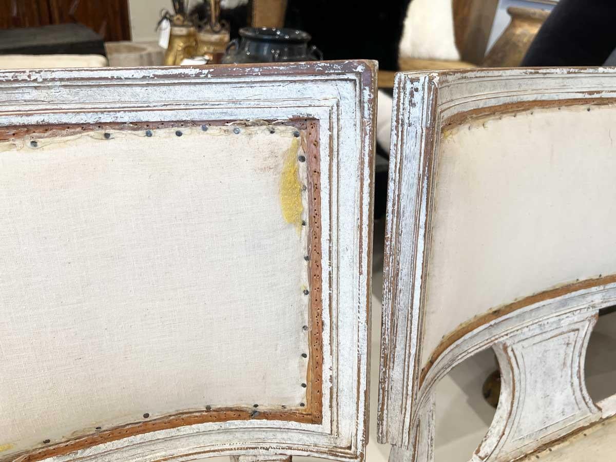 Toile de jute Paire de chaises suédoises Klismos du 18ème siècle en vente