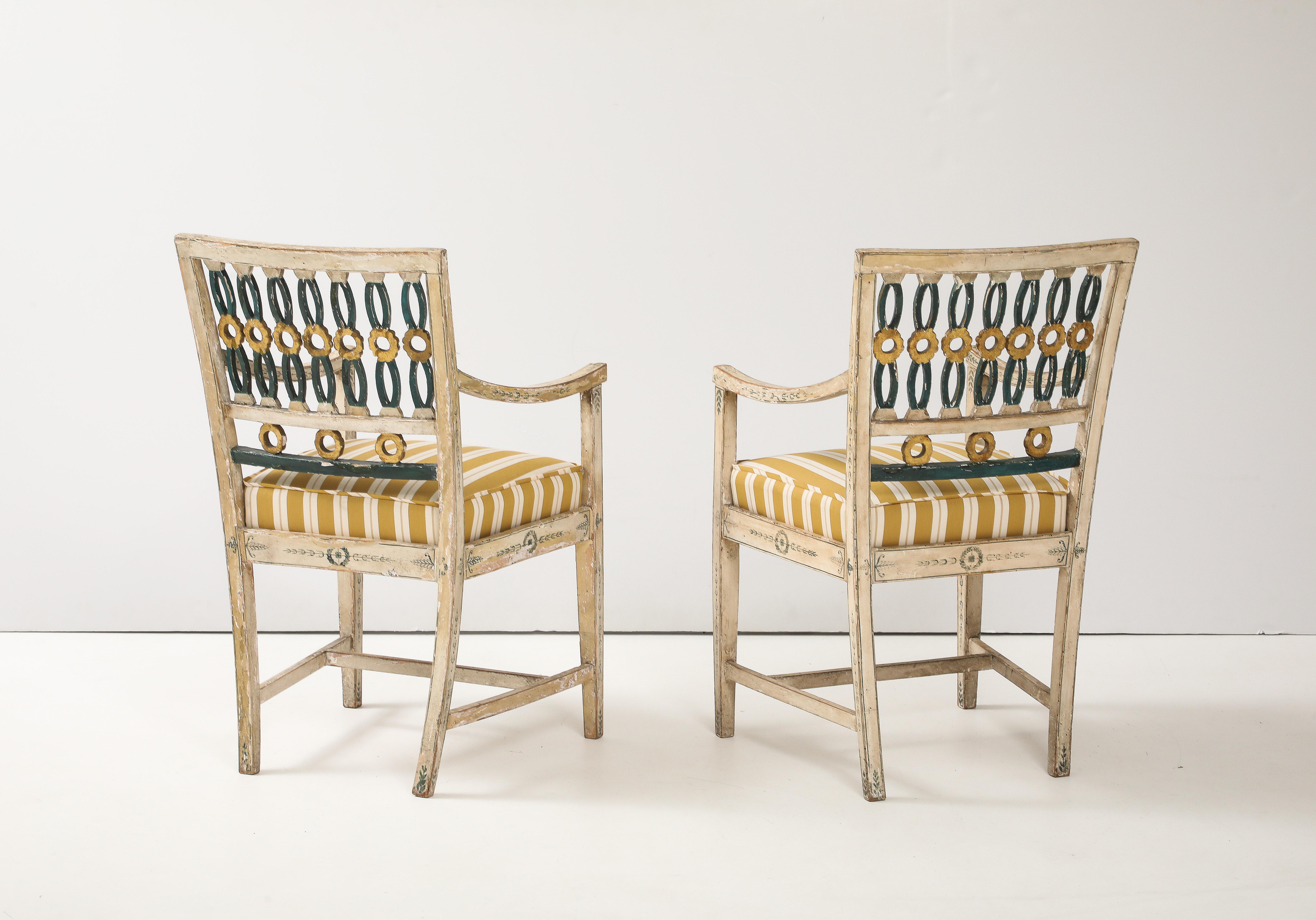 Paire de chaises suédoises polychromes du 18e siècle en vente 3