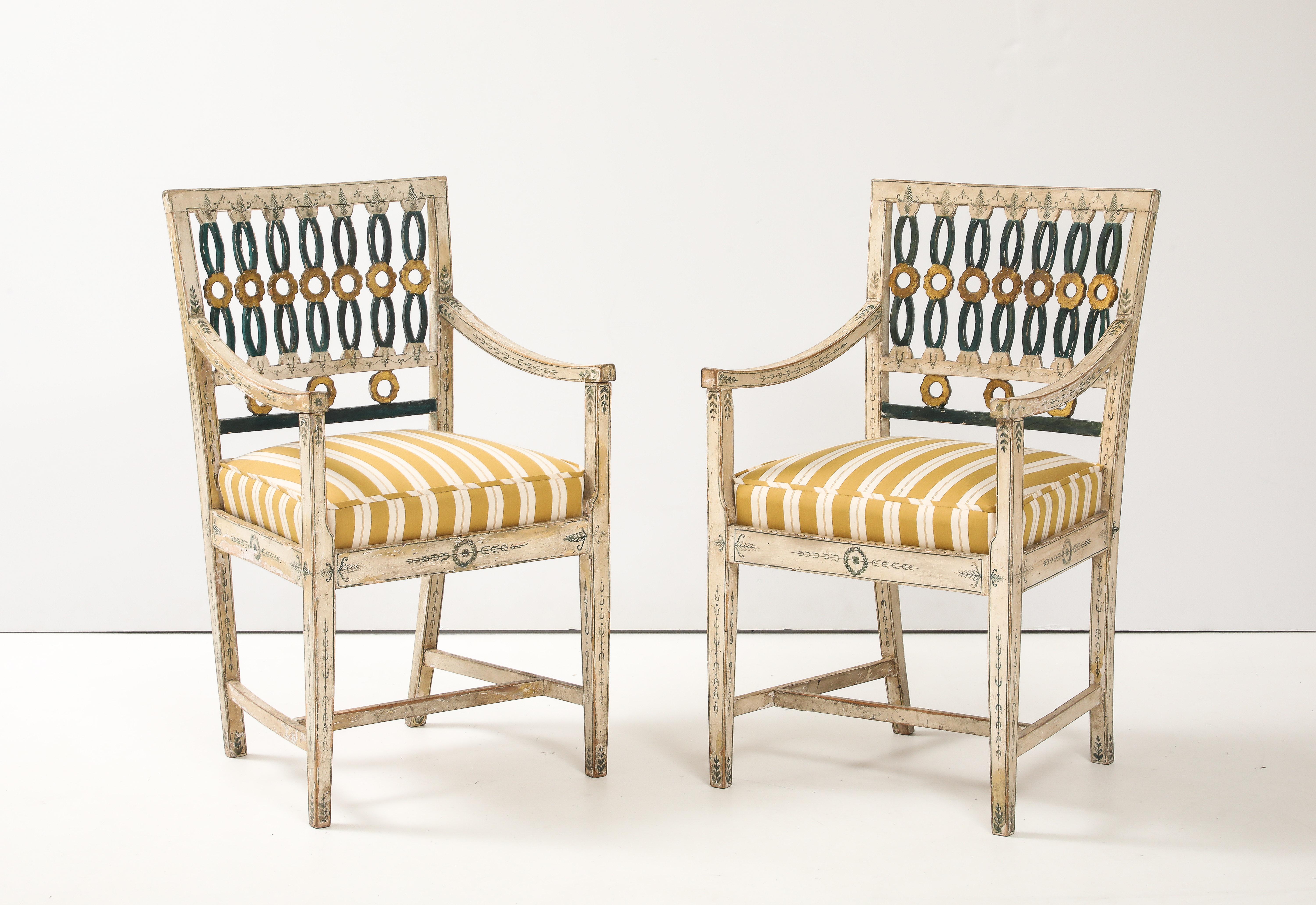 Paire de chaises suédoises polychromes du 18e siècle en vente 4