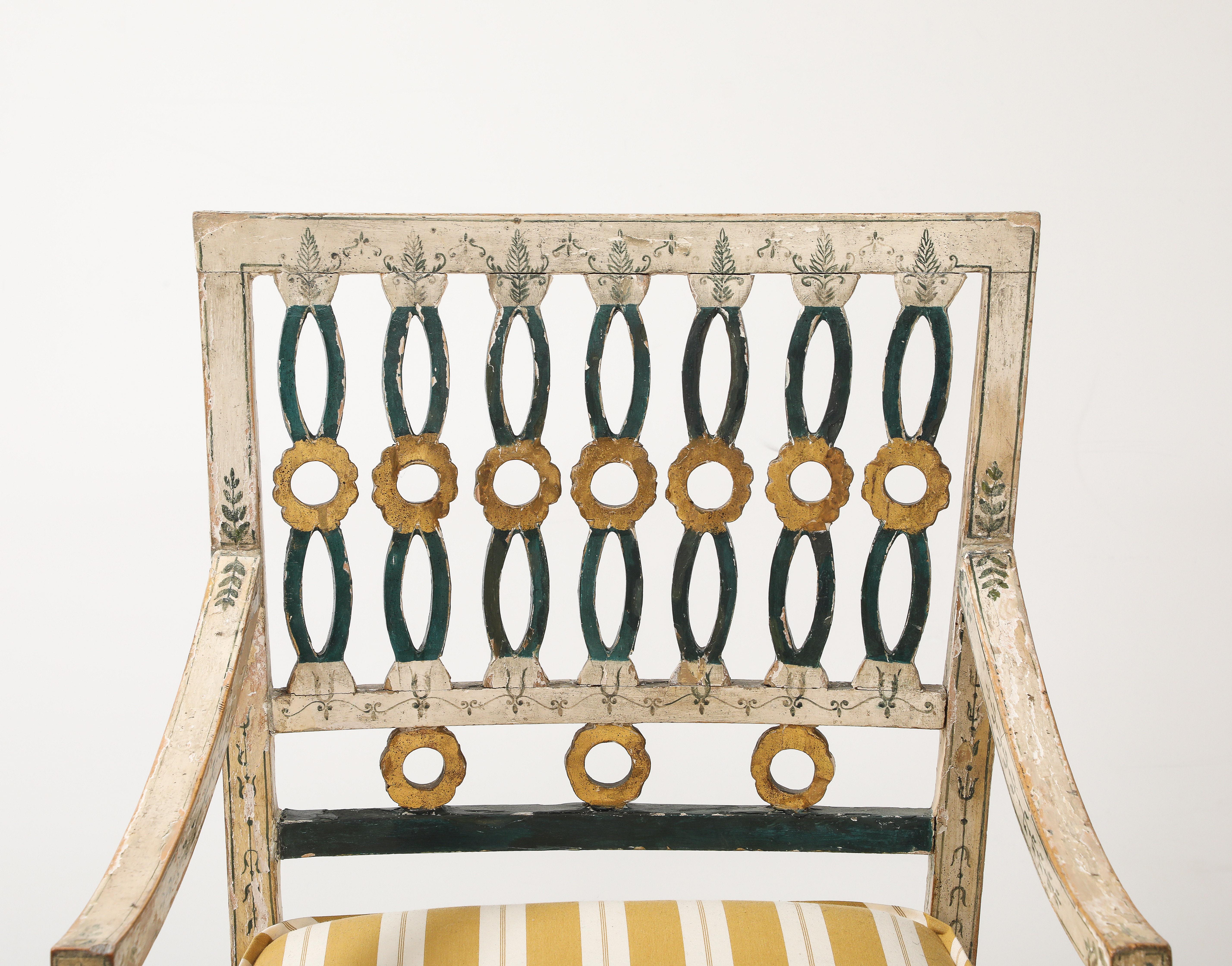 Elegante paire de chaises d'appoint suédoises du XVIIIe siècle, en bois peint avec finition polychrome d'origine. Le design reflète l'influence de la période gustavienne, avec des lignes légèrement incurvées, des pieds fuselés et des détails