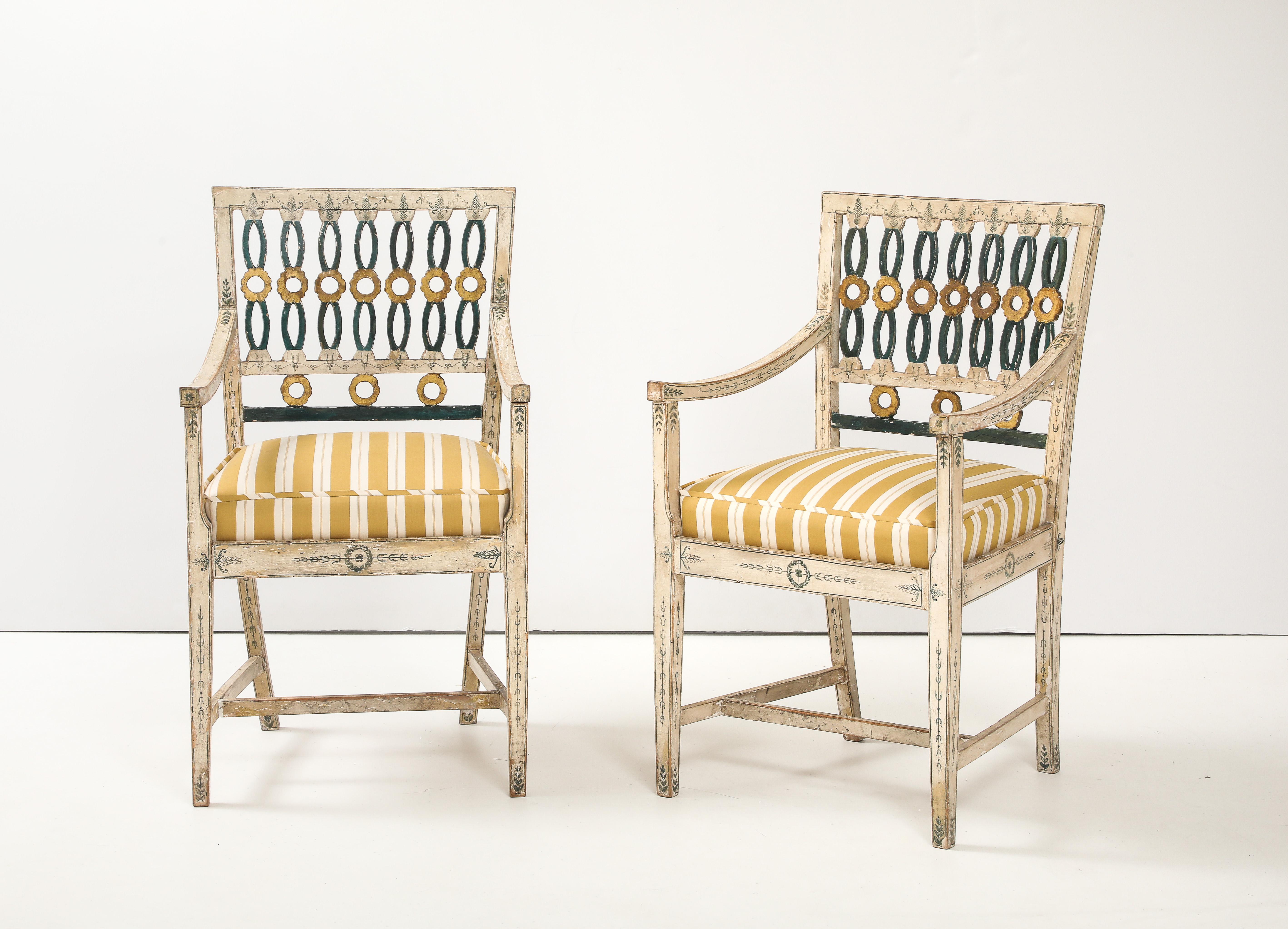 Suédois Paire de chaises suédoises polychromes du 18e siècle en vente