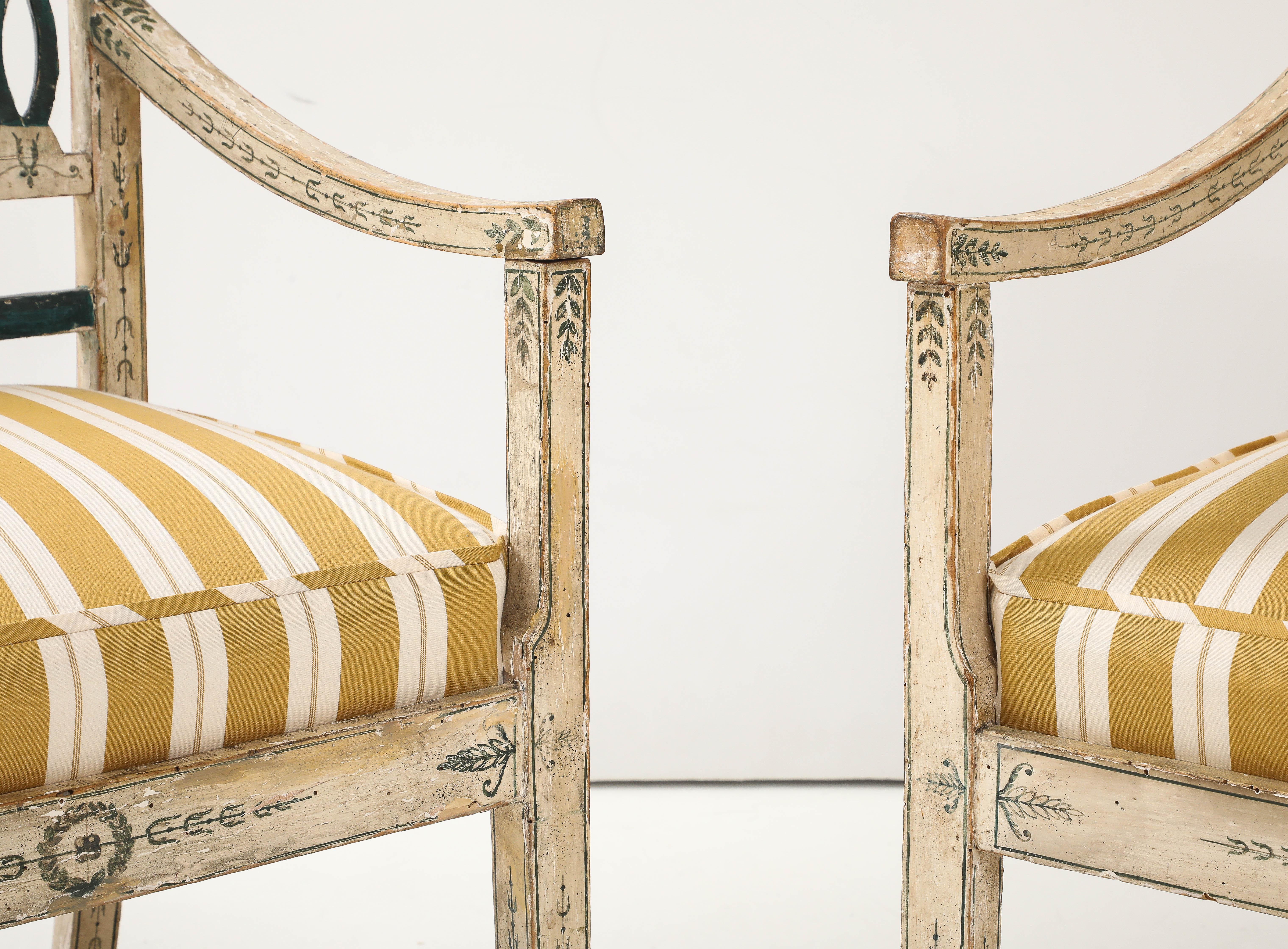 Paire de chaises suédoises polychromes du 18e siècle Excellent état - En vente à New York, NY