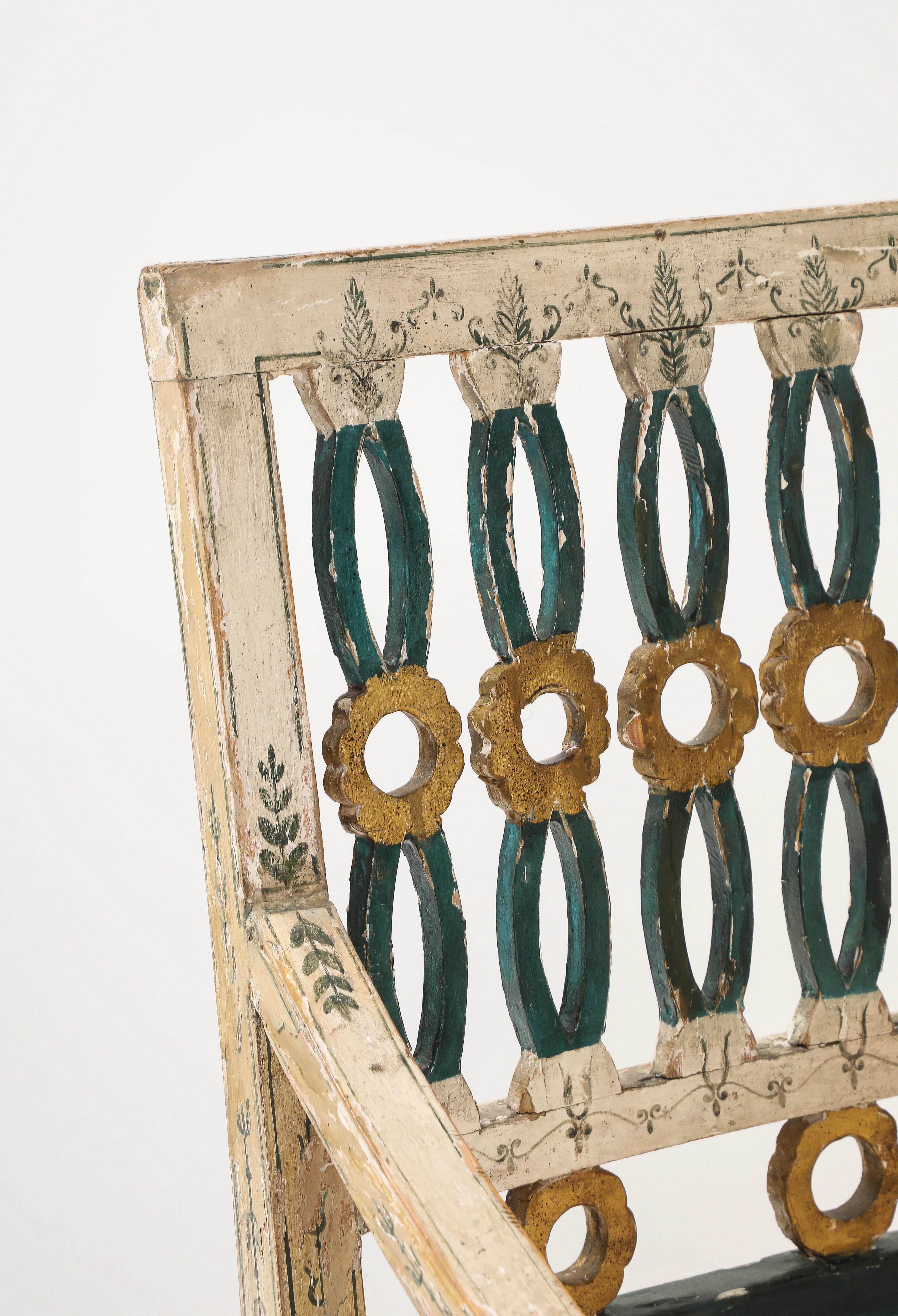 XVIIIe siècle et antérieur Paire de chaises suédoises polychromes du 18e siècle en vente