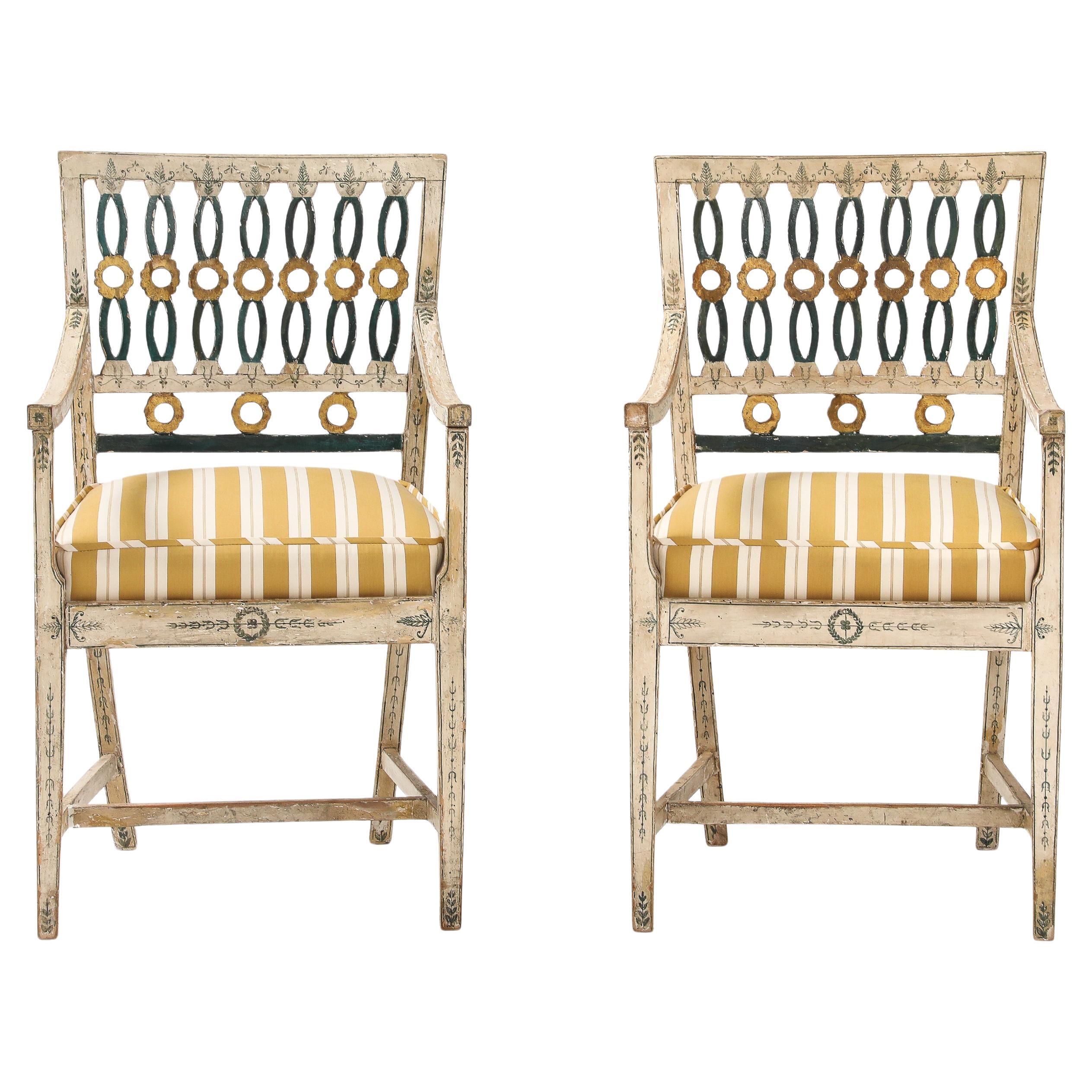 Paire de chaises suédoises polychromes du 18e siècle en vente