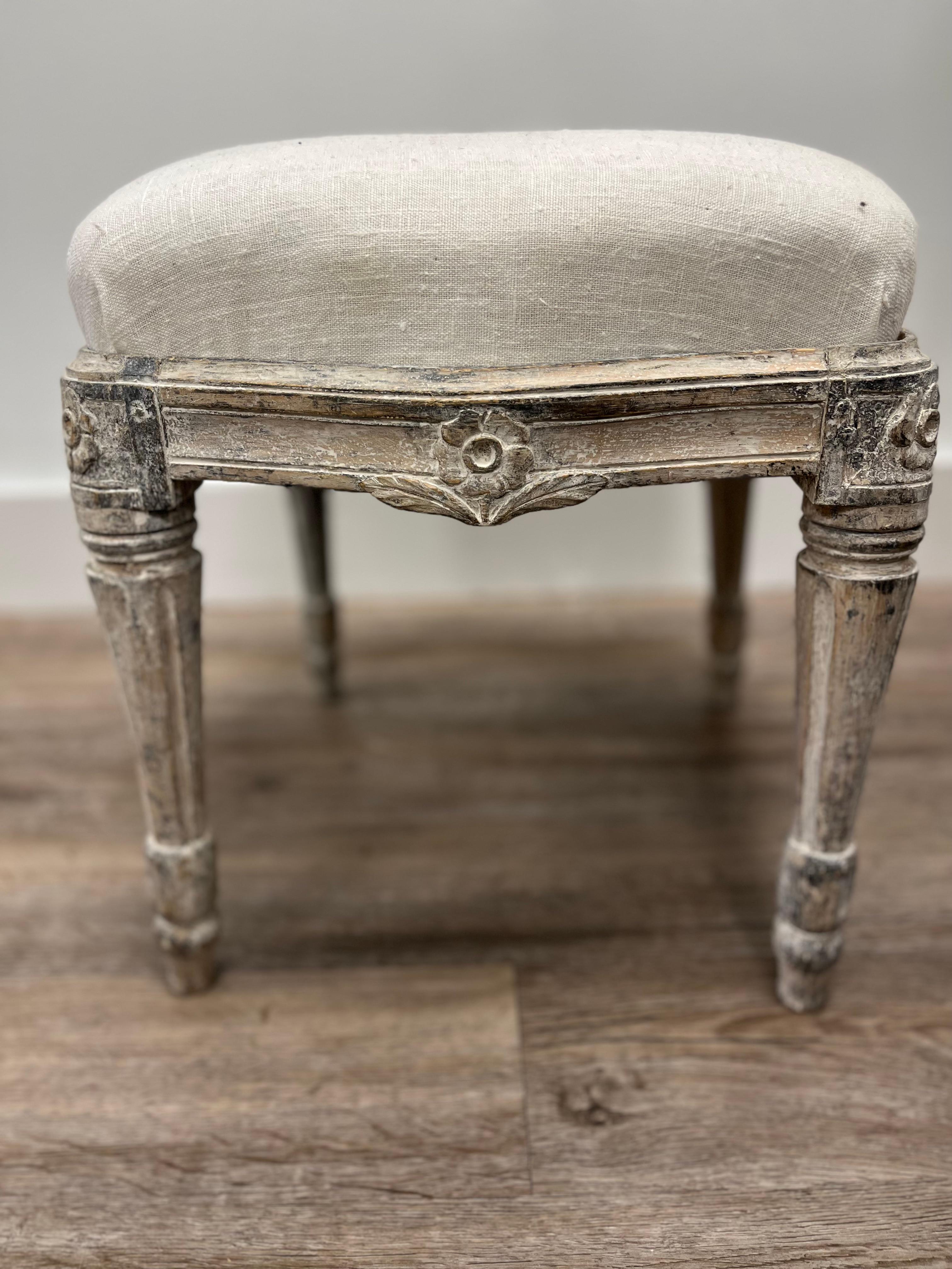 Paire de tabourets suédois rococo-gustavian du 18ème siècle Bon état - En vente à Huntington, NY