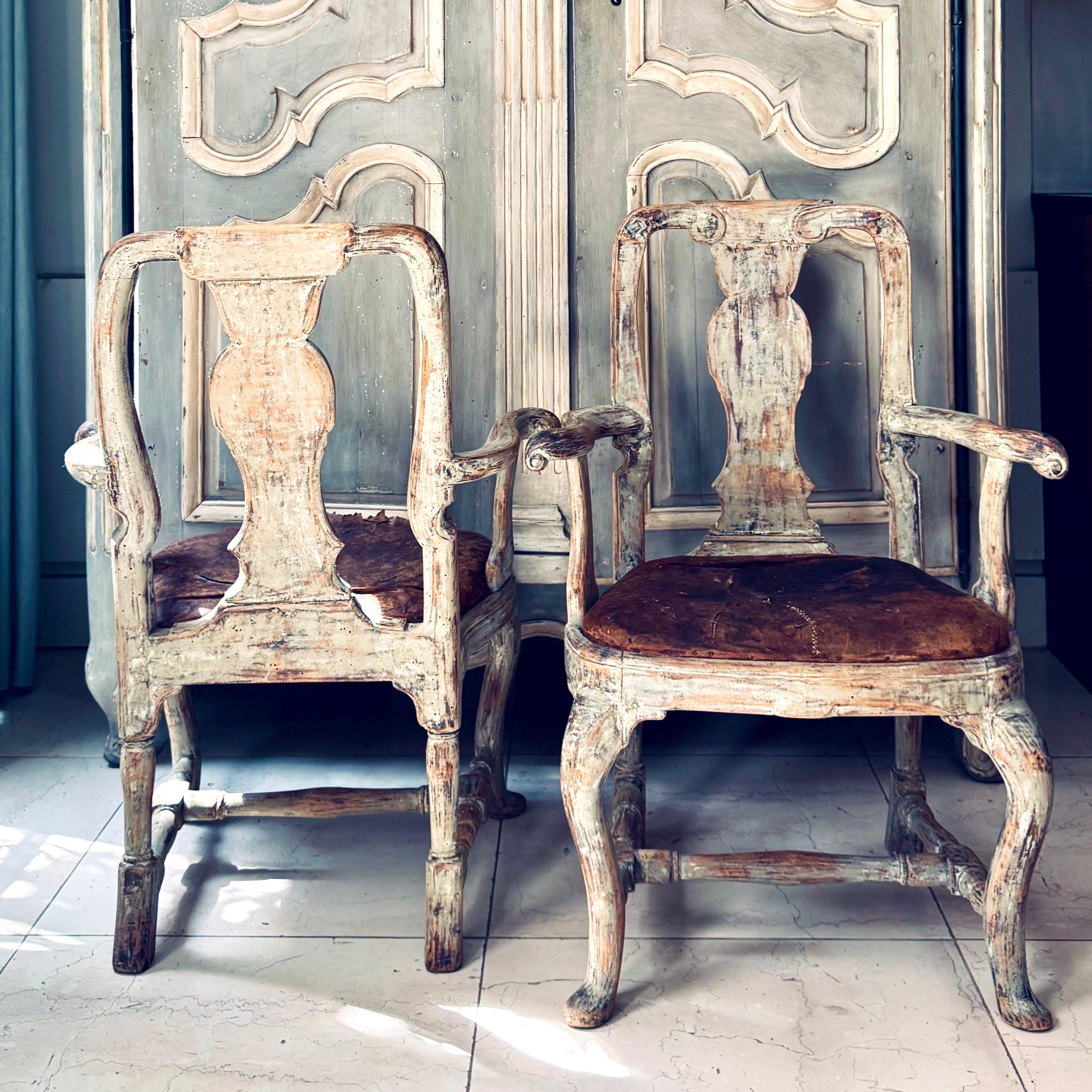 Sculpté à la main Paire de fauteuils suédois d'époque rococo du 18ème siècle en vente