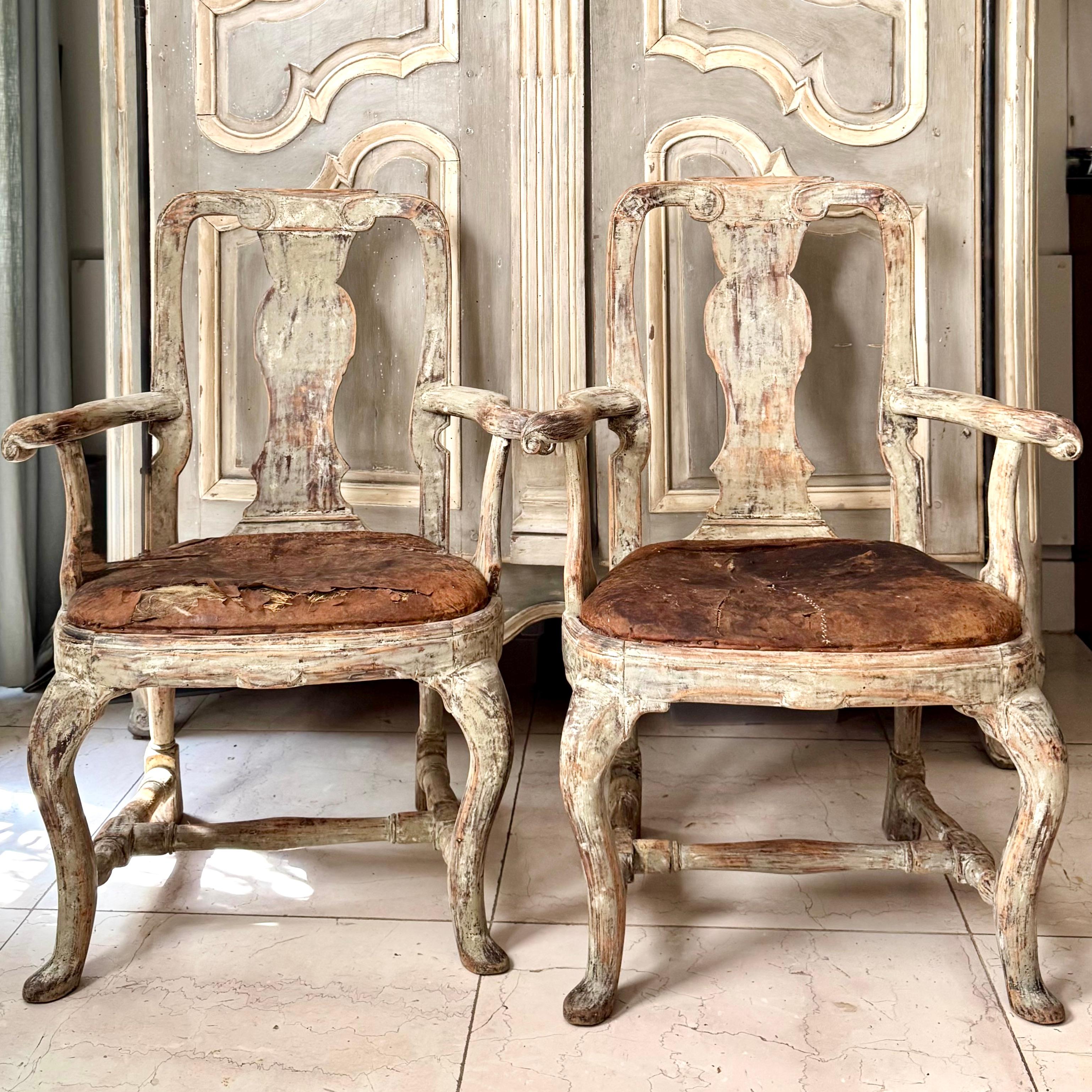 Cuir Paire de fauteuils suédois d'époque rococo du 18ème siècle en vente
