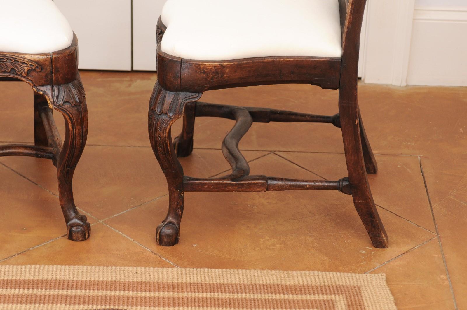 Paire de chaises d'appoint en noyer rococo suédois du XVIIIe siècle en vente 5