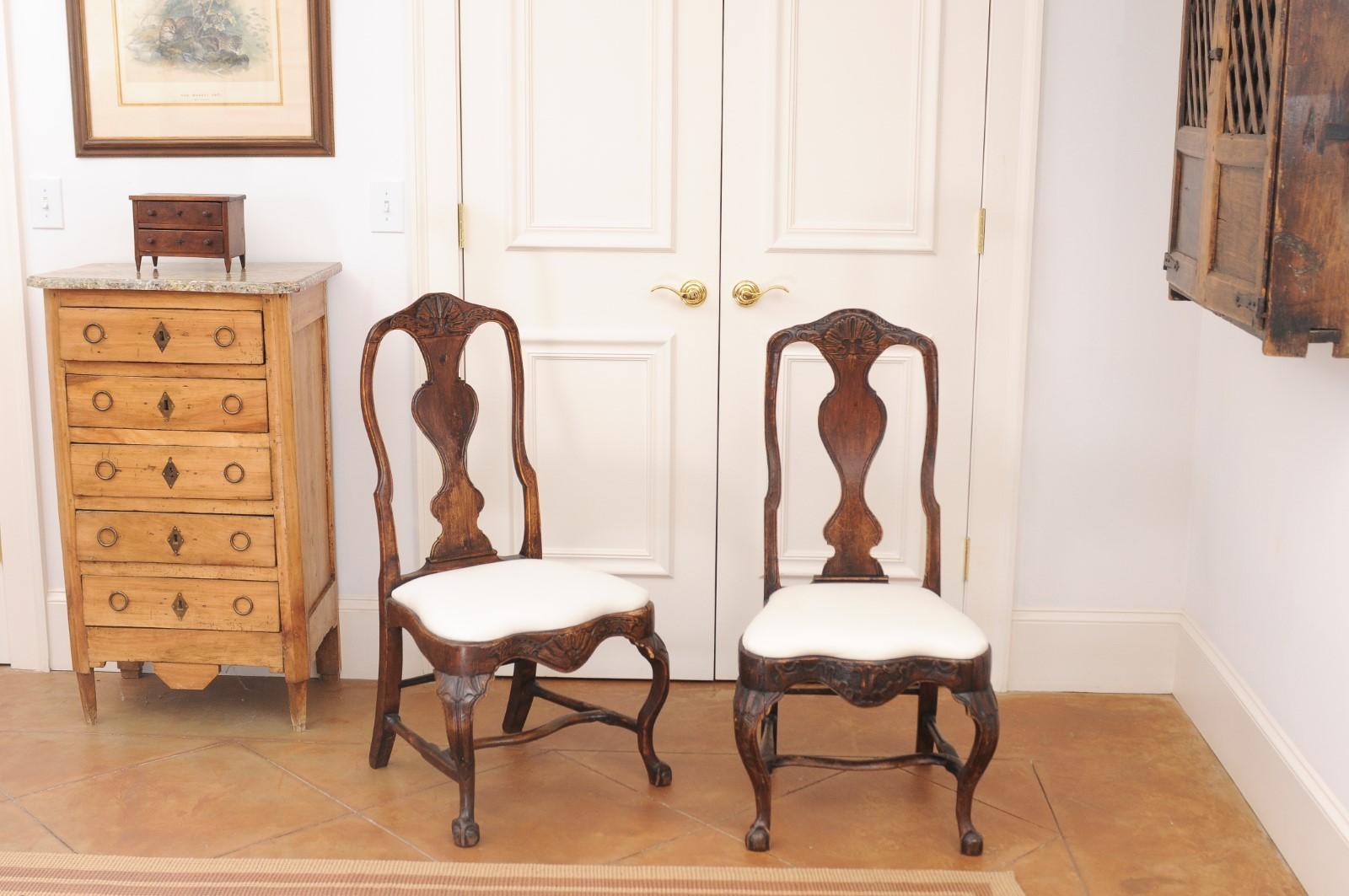 Rococo Paire de chaises d'appoint en noyer rococo suédois du XVIIIe siècle en vente