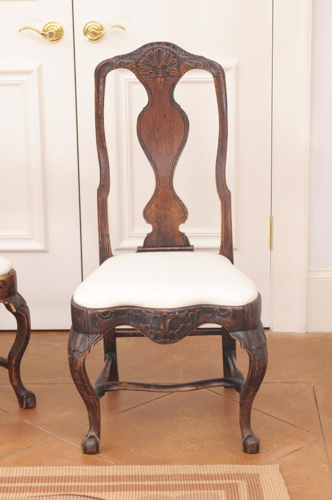 Sculpté Paire de chaises d'appoint en noyer rococo suédois du XVIIIe siècle en vente