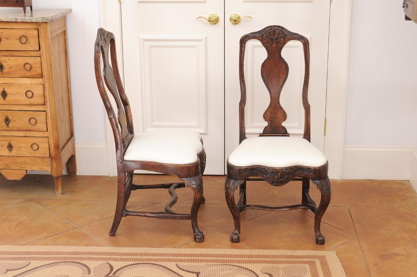 Paire de chaises d'appoint en noyer rococo suédois du XVIIIe siècle en vente 1