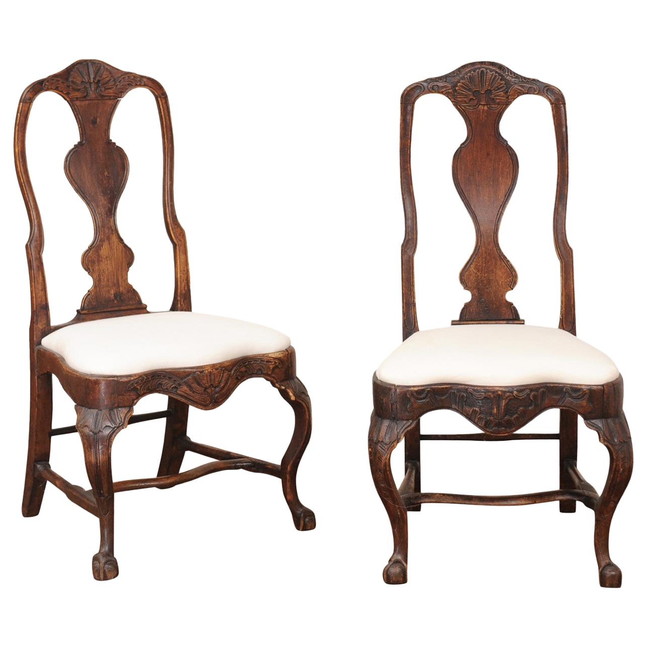 Pareja de sillas auxiliares rococó suecas de nogal del siglo XVIII