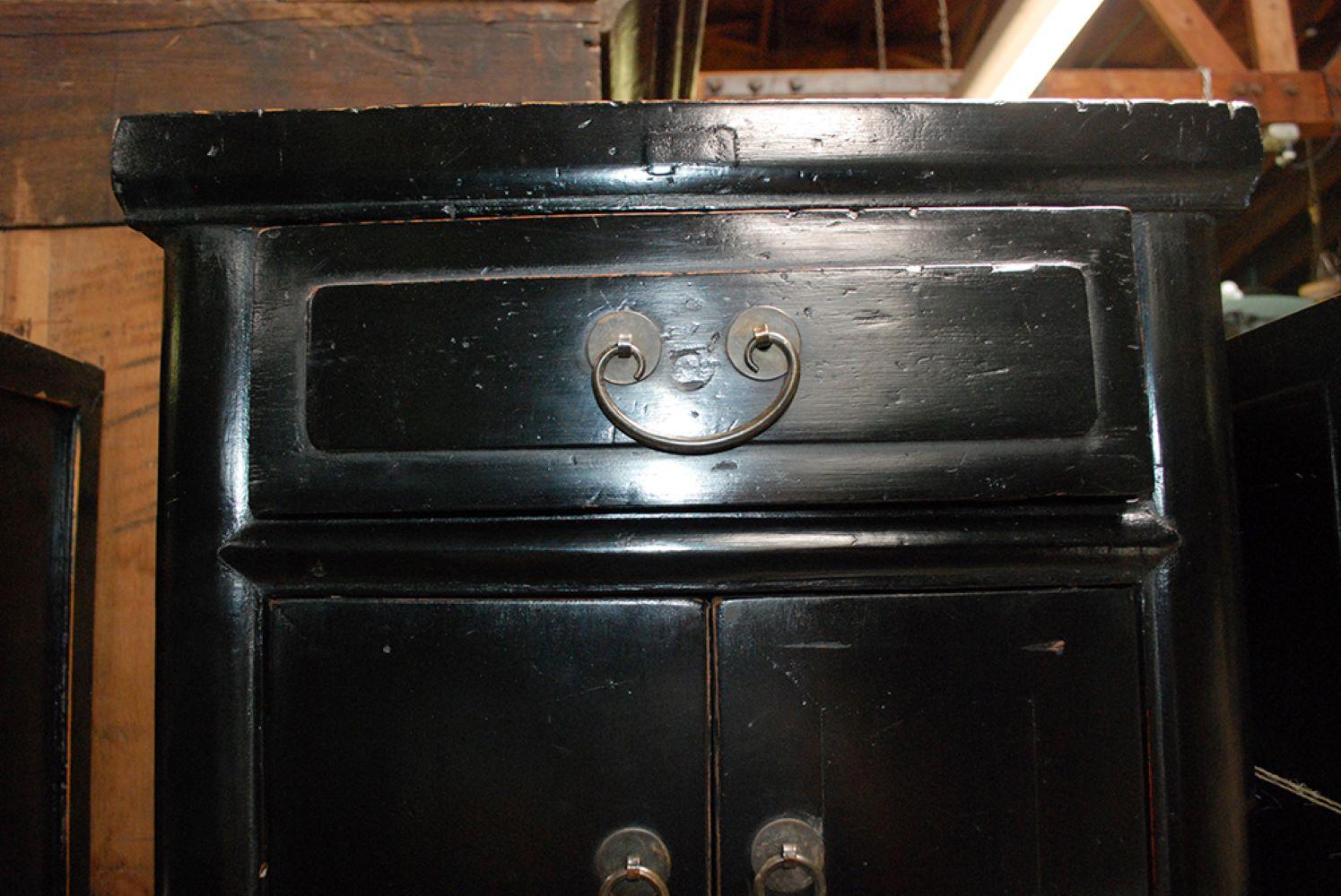 Paire de tables à thé hautes du XVIIIe siècle avec un tiroir et deux portes en laque noire. De Shanshi.