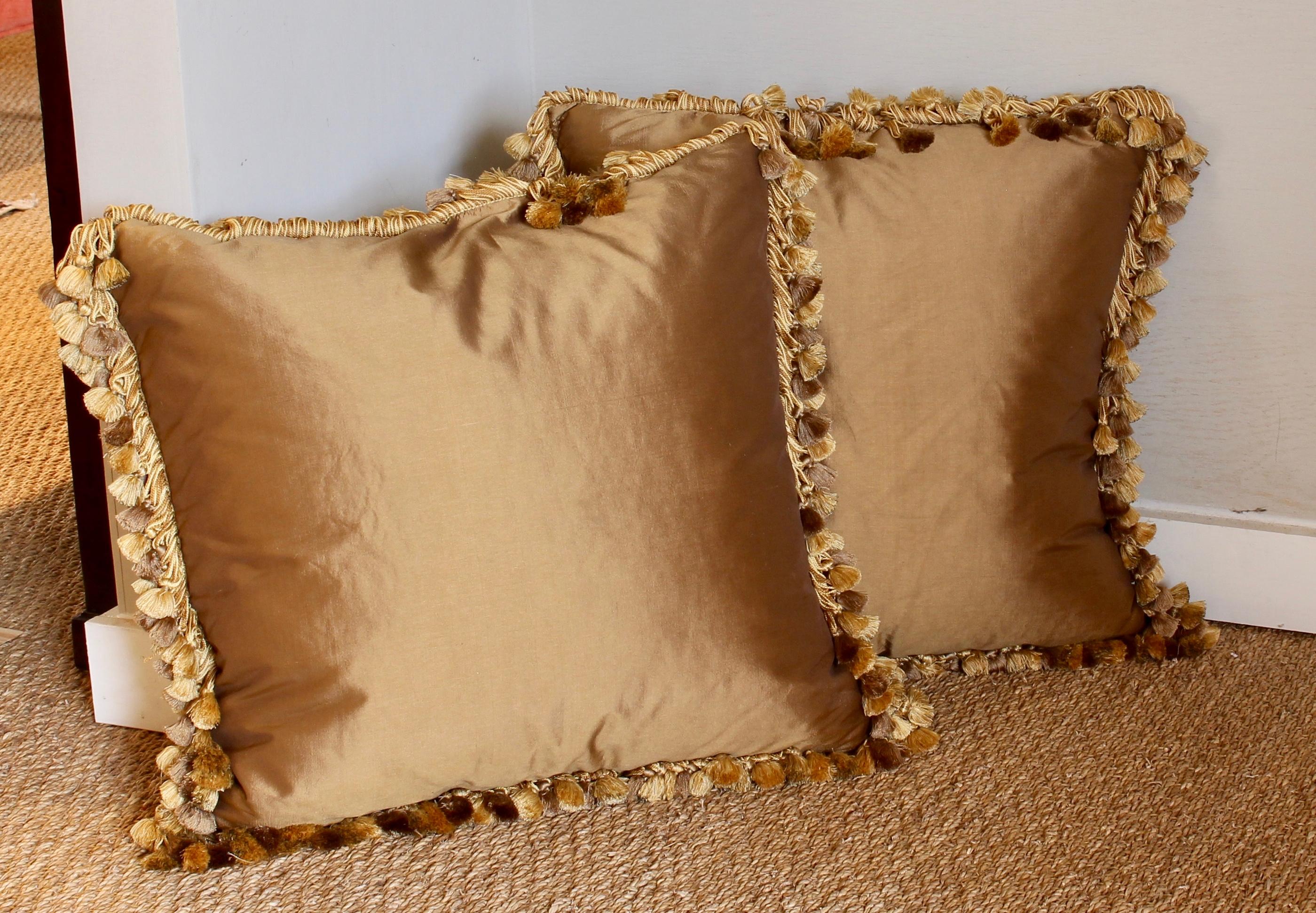 Pair of 18th Century Tapestry Fragment Pillows In Distressed Condition In Kilmarnock, VA