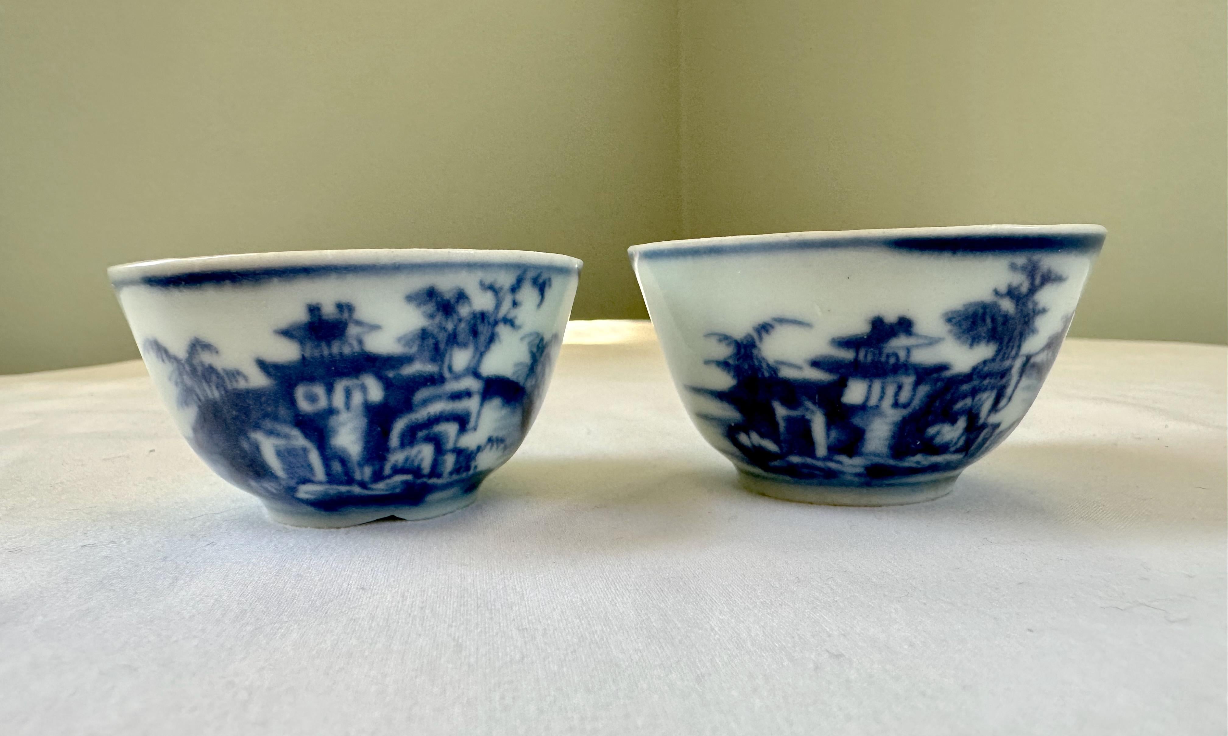Paire de tasses à thé bleues et blanches de la dynastie Qing récupérées dans la cargaison de Nankin. Une importante cache de porcelaine et d'autres marchandises a été découverte sur l'épave d'un navire de la Compagnie néerlandaise des Indes