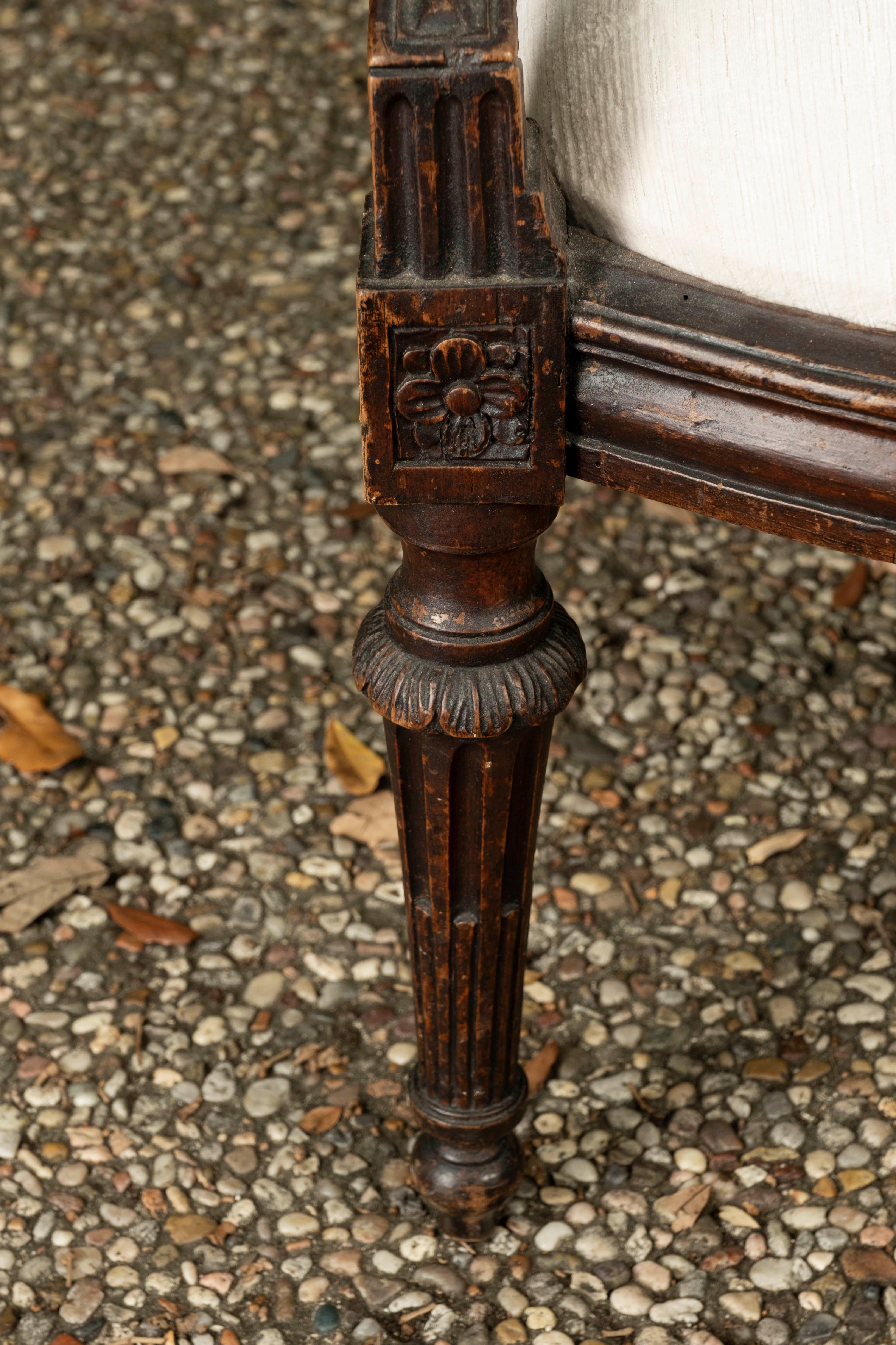 Pair of 18th Century Tuscan Walnut Side Chairs For Sale 5