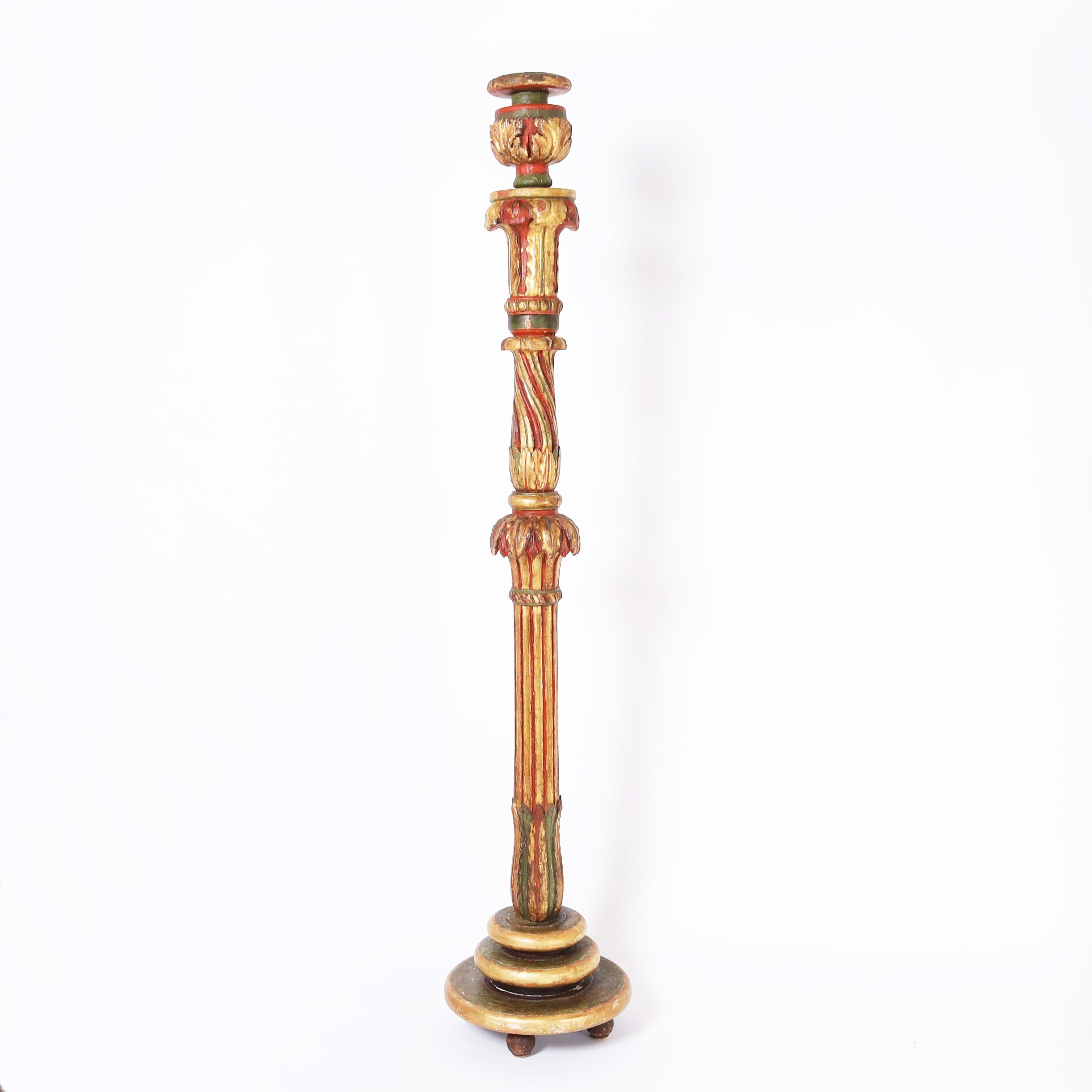 Rare et remarquable paire de torchères, vestiges de l'architecture vénitienne du XVIIIe siècle, travaillées à la main en noyer et sculptées dans une composition excentrique avec des feuilles d'acanthe et décorées dans une finition polychrome et