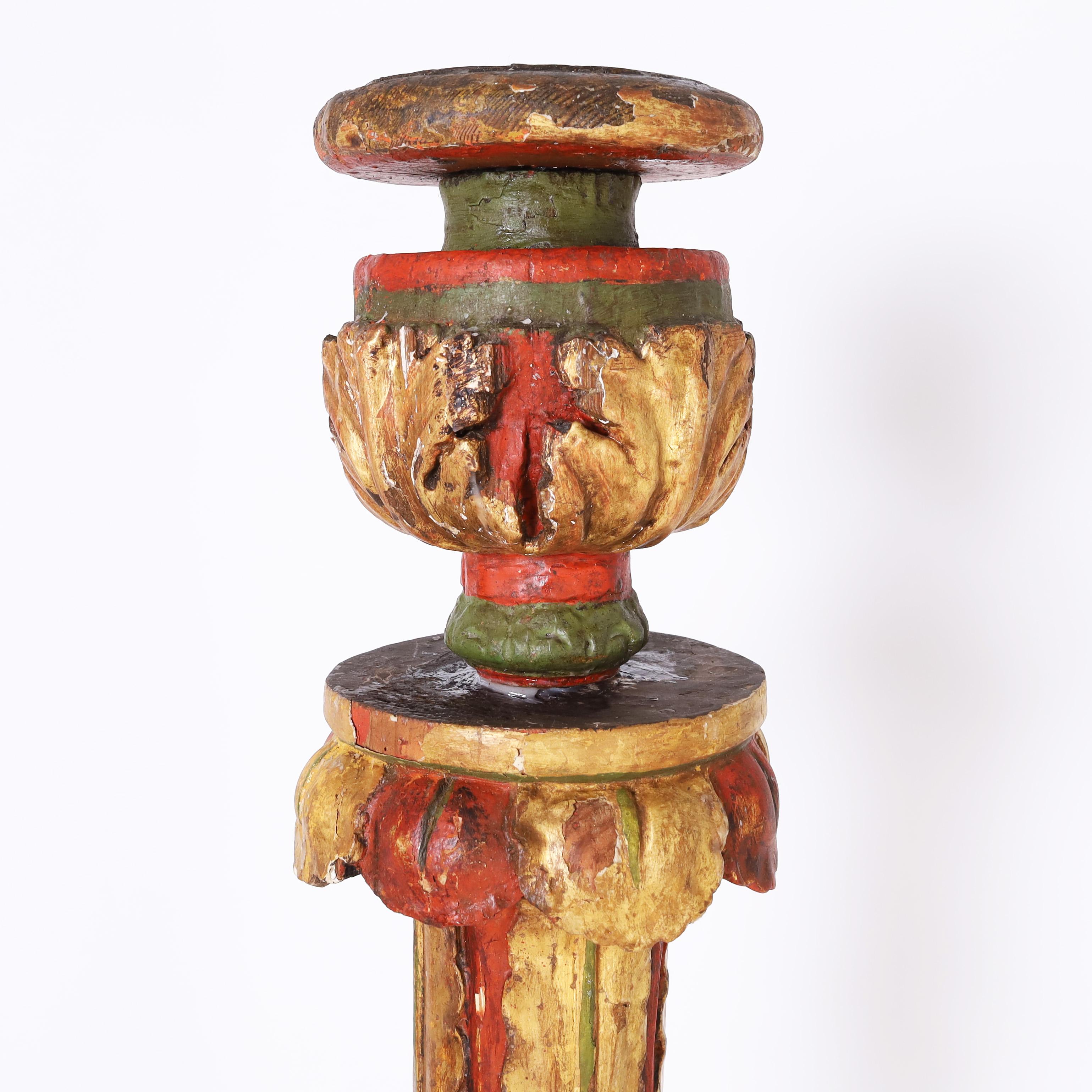 italien Paire de torchères vénitiennes sculptées et polychromes du 18ème siècle en vente