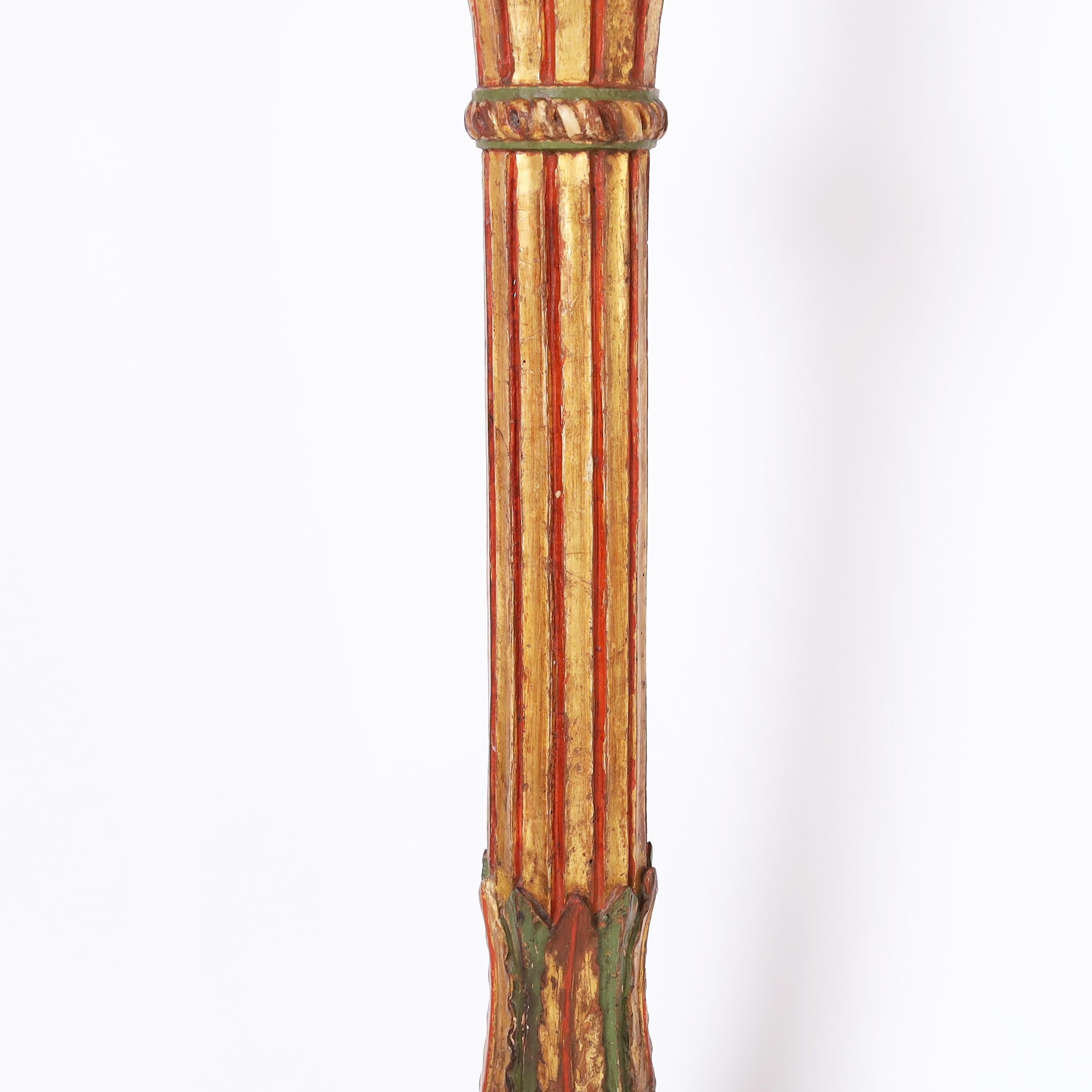 Noyer Paire de torchères vénitiennes sculptées et polychromes du 18ème siècle en vente