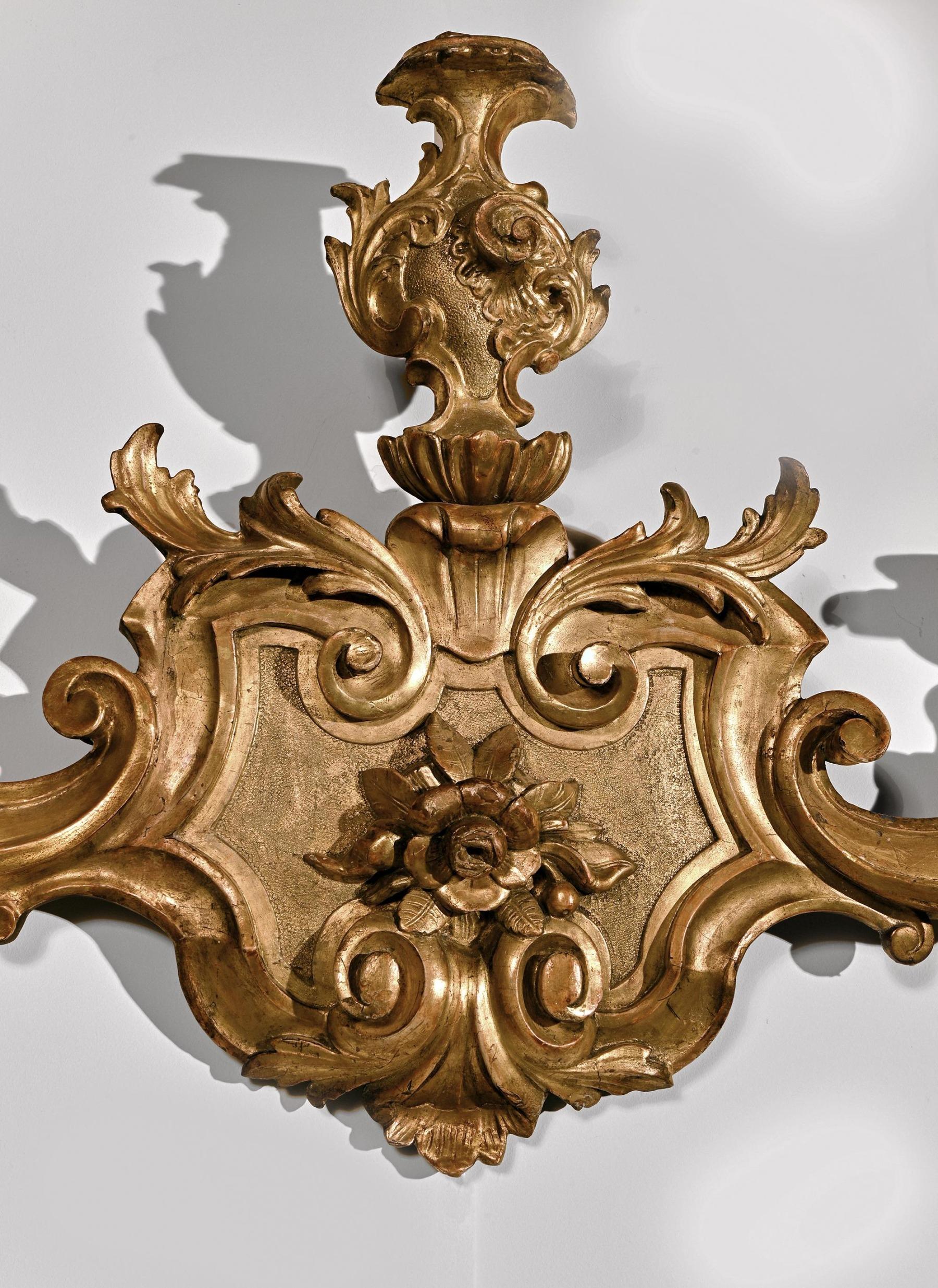 Italian Pair of 18th Century Venetian Giltwood Wall Sconces For Sale