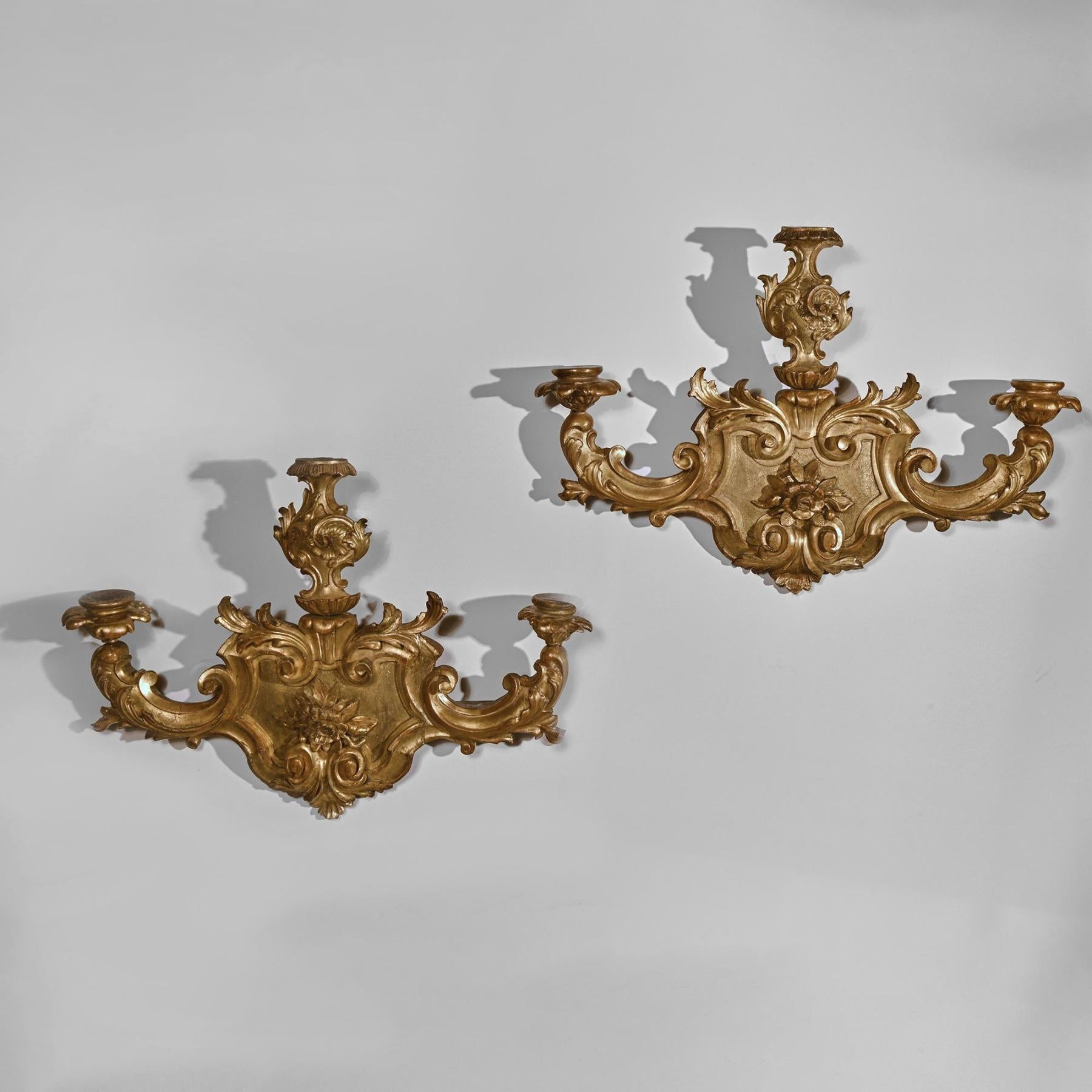 Late 18th Century Pair of 18th Century Venetian Giltwood Wall Sconces For Sale