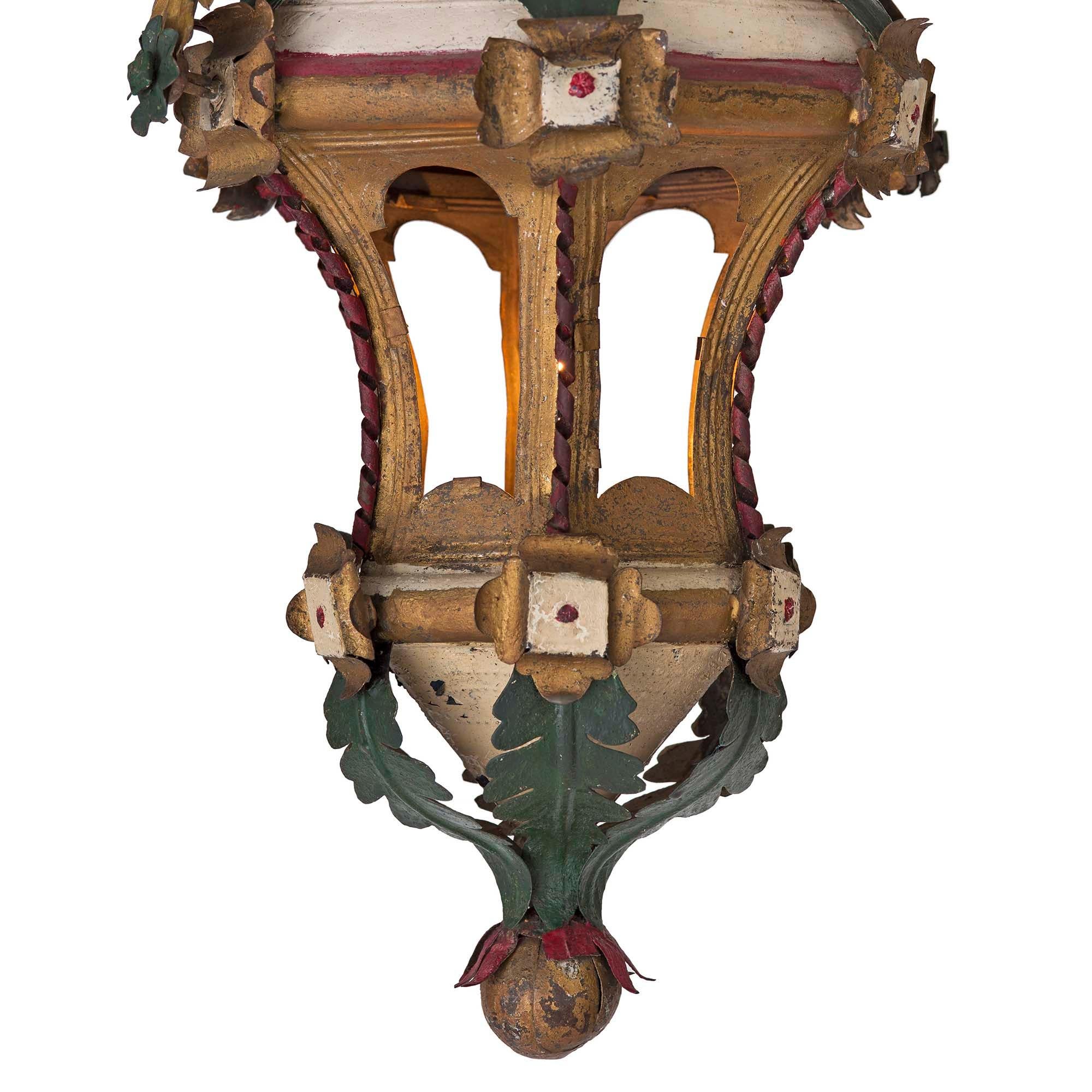 Patiné Paire de lanternes vénitiennes du 18ème siècle en tôle peinte et dorée en vente