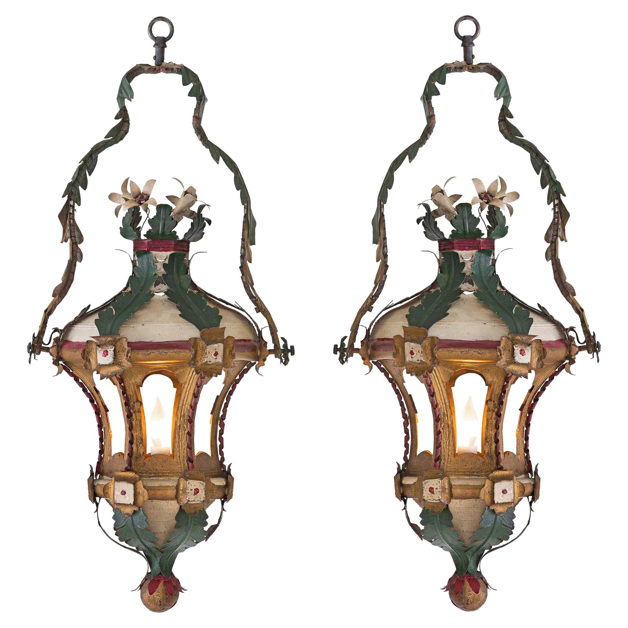 Paire de lanternes vénitiennes du 18ème siècle en tôle peinte et dorée