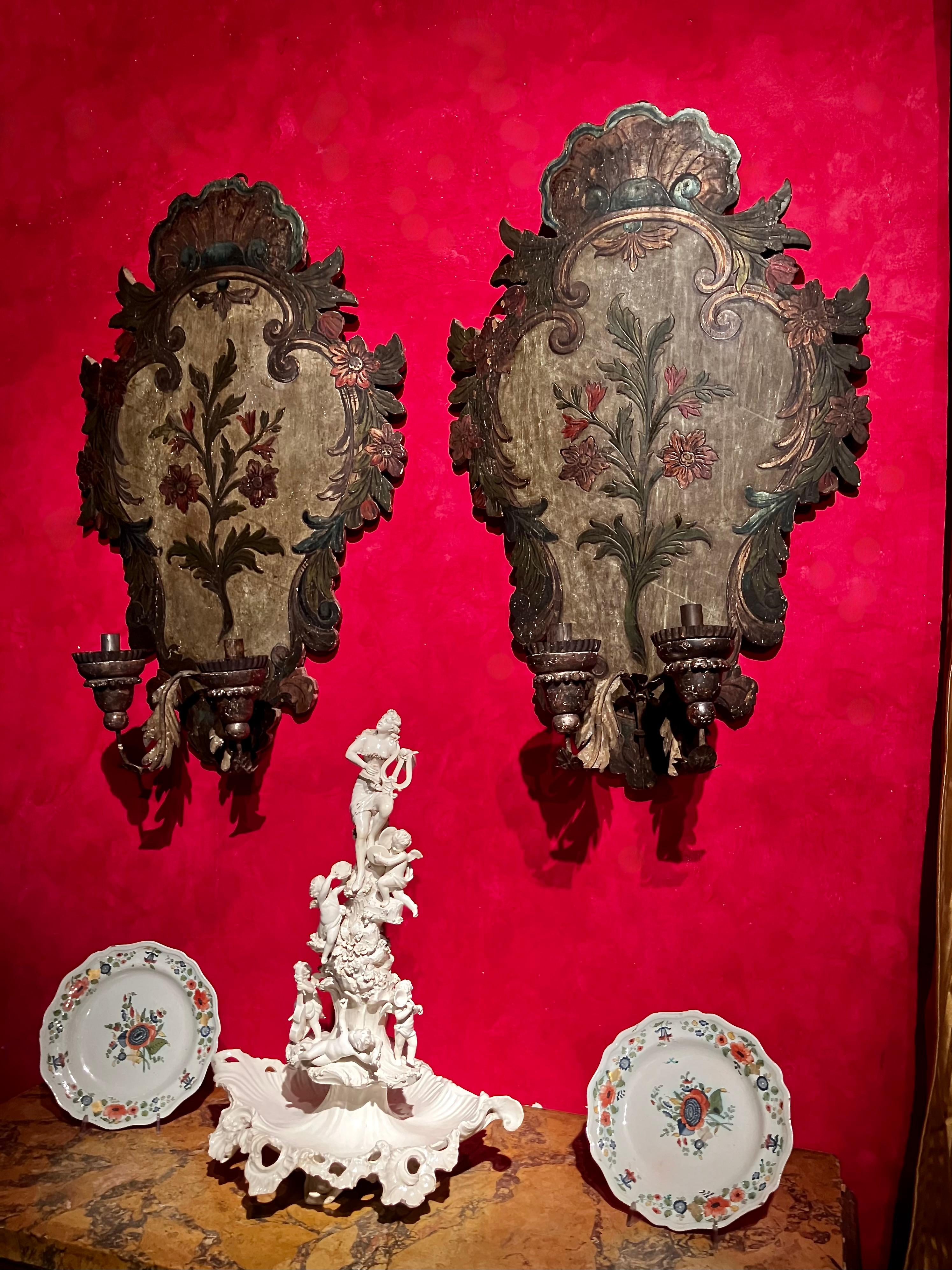 Diese außergewöhnlichen italienischen, polychrom lackierten Wandleuchten sind wahre Meisterwerke der venezianischen Handwerkskunst des 18. Jahrhunderts. Sie haben die Form eines großen Schildes und sind ein Beispiel für den opulenten Rokoko-Stil,