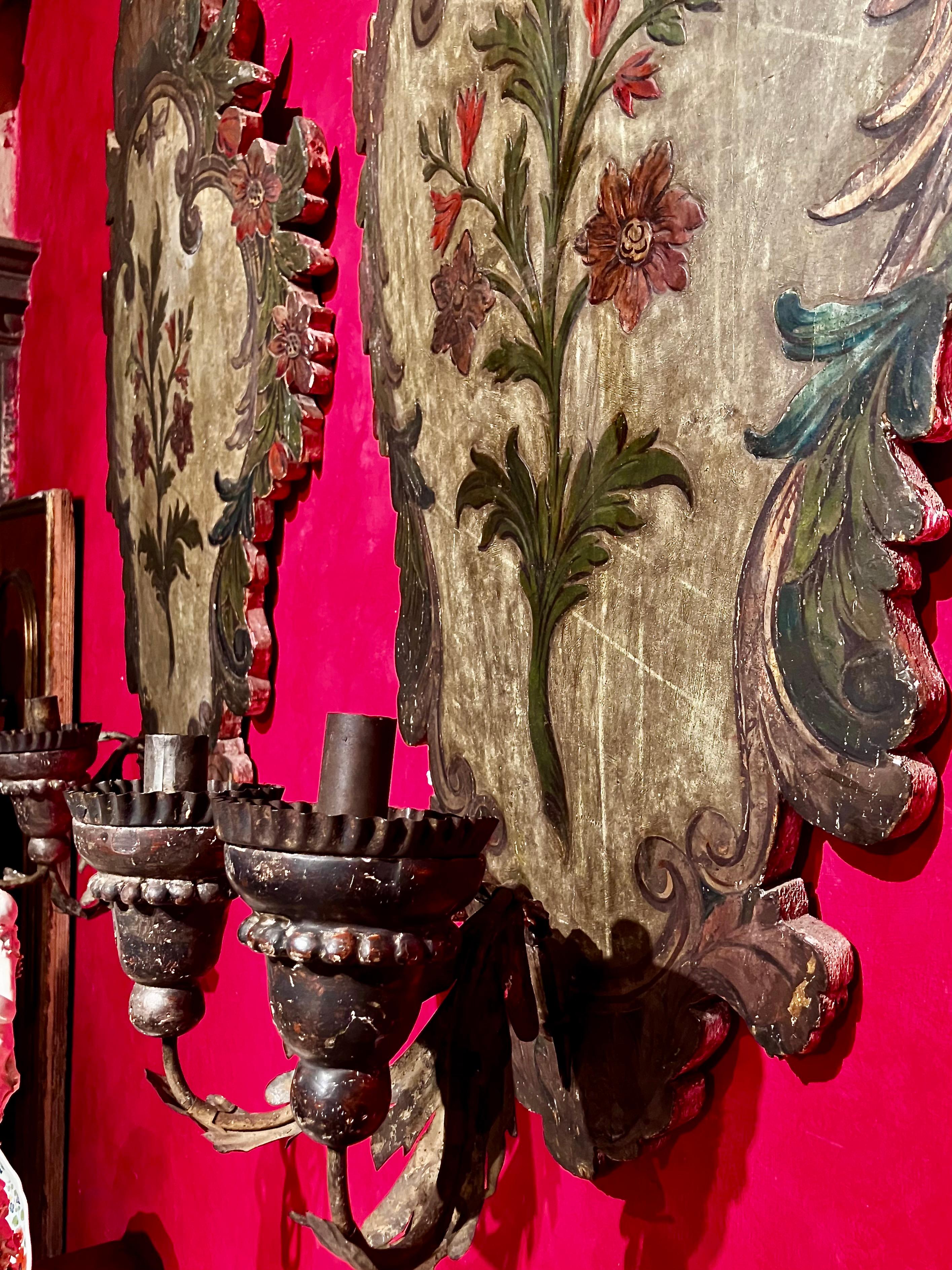 Paar venezianische polychrome und mekkanisch lackierte Wandleuchter aus Holz aus dem 18. (Rokoko) im Angebot