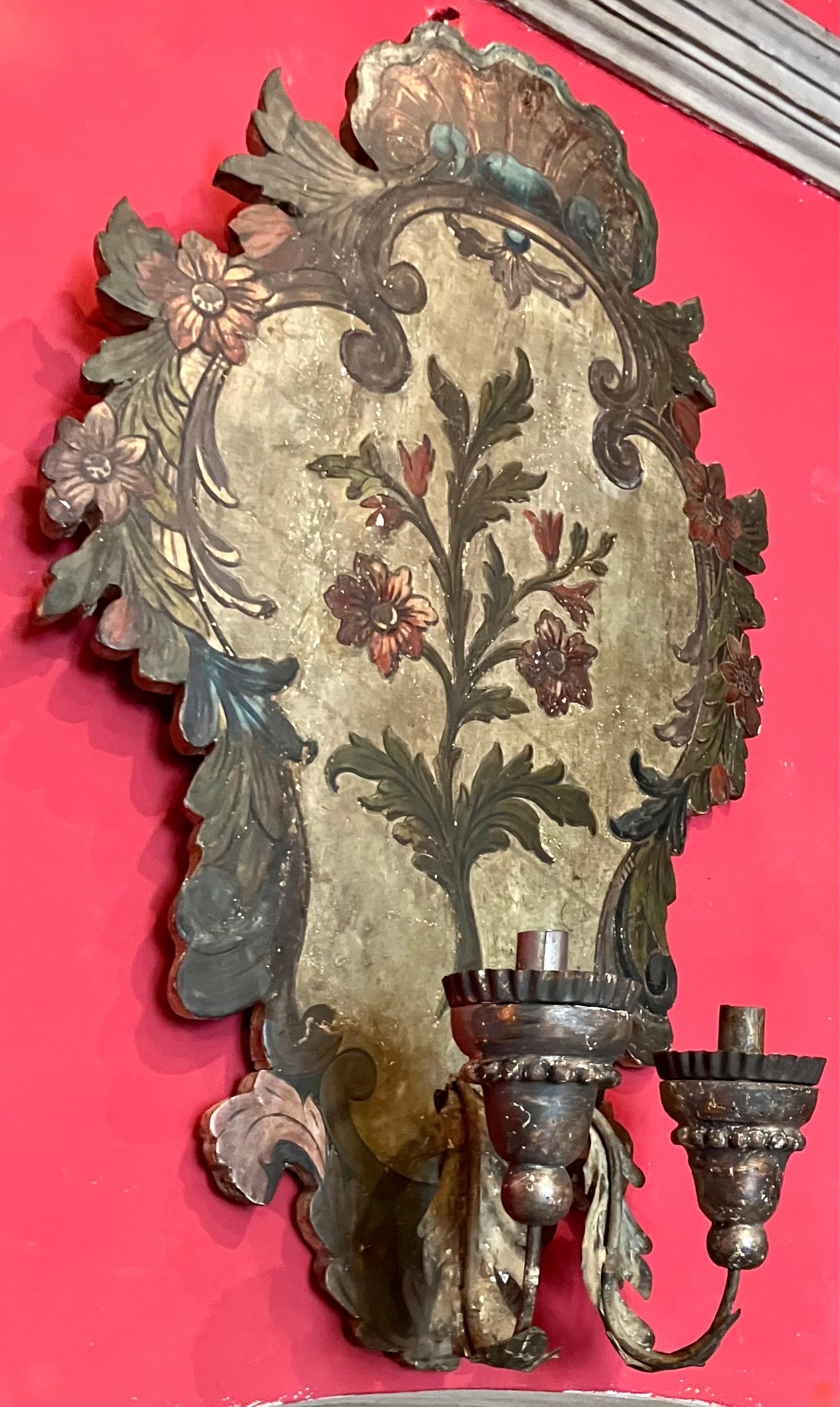 Paar venezianische polychrome und mekkanisch lackierte Wandleuchter aus Holz aus dem 18. (Italienisch) im Angebot