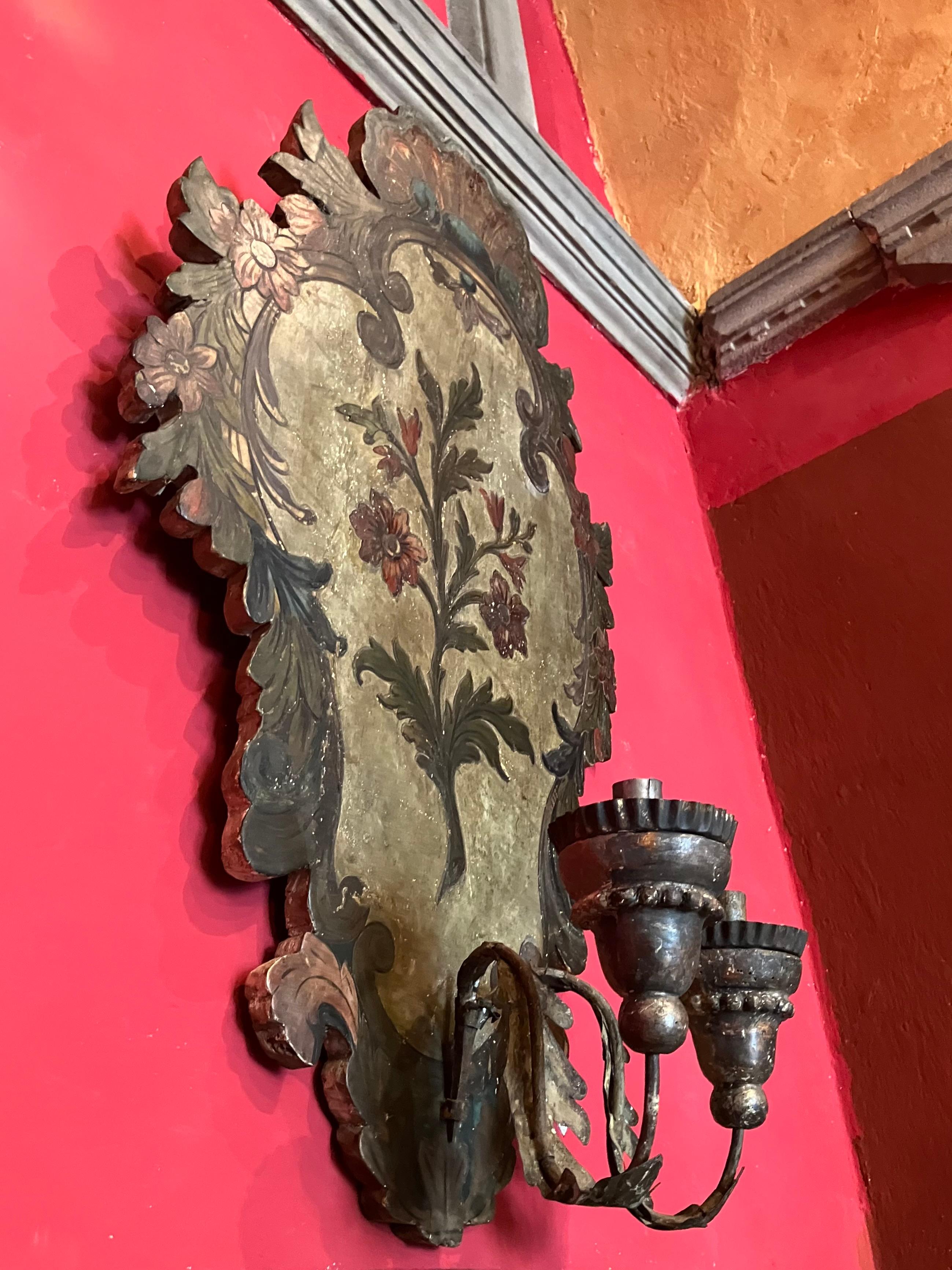 Paar venezianische polychrome und mekkanisch lackierte Wandleuchter aus Holz aus dem 18. im Zustand „Gut“ im Angebot in Firenze, IT
