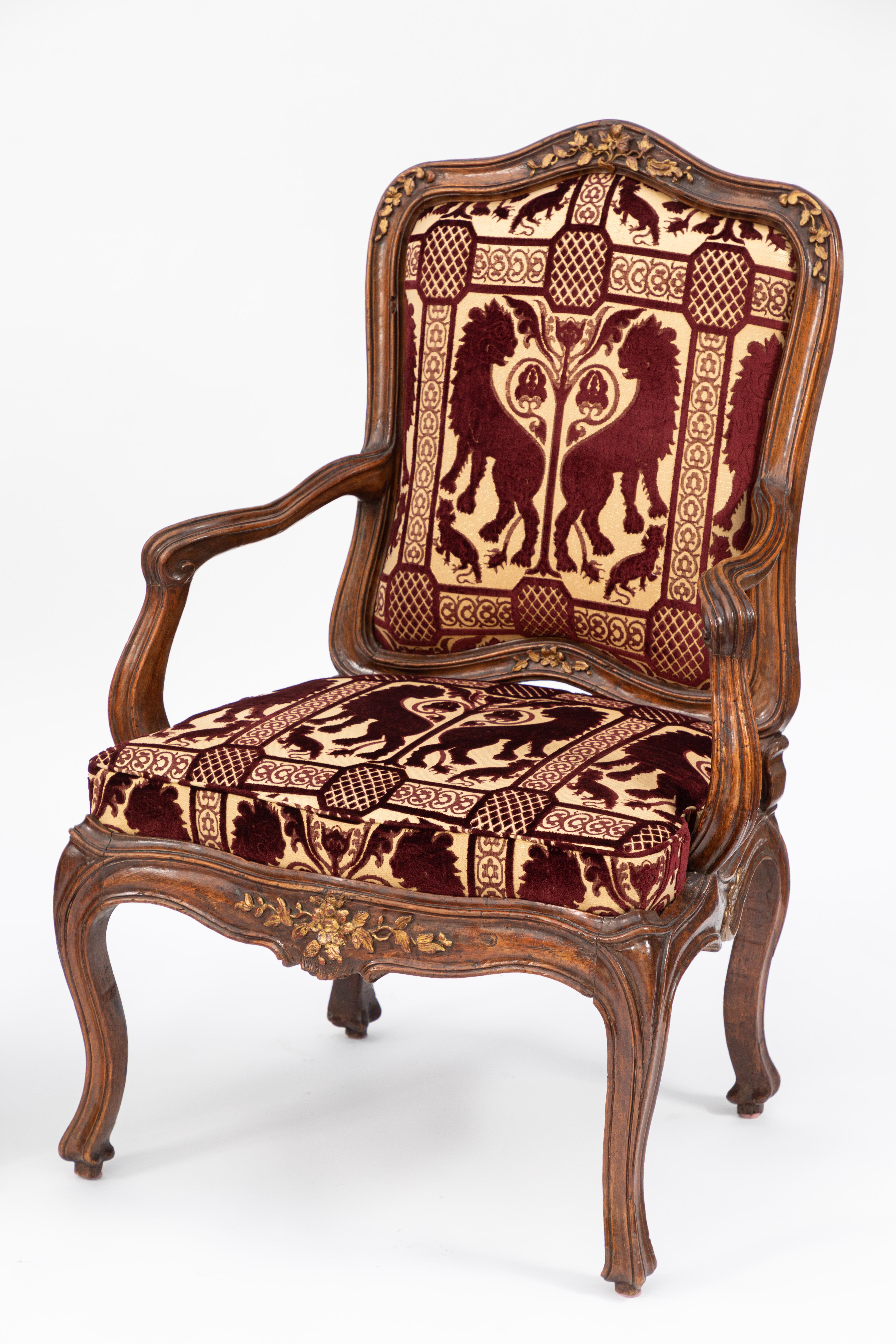Italian Pair of 18th Century Venetian Walnut Armchairs For Sale