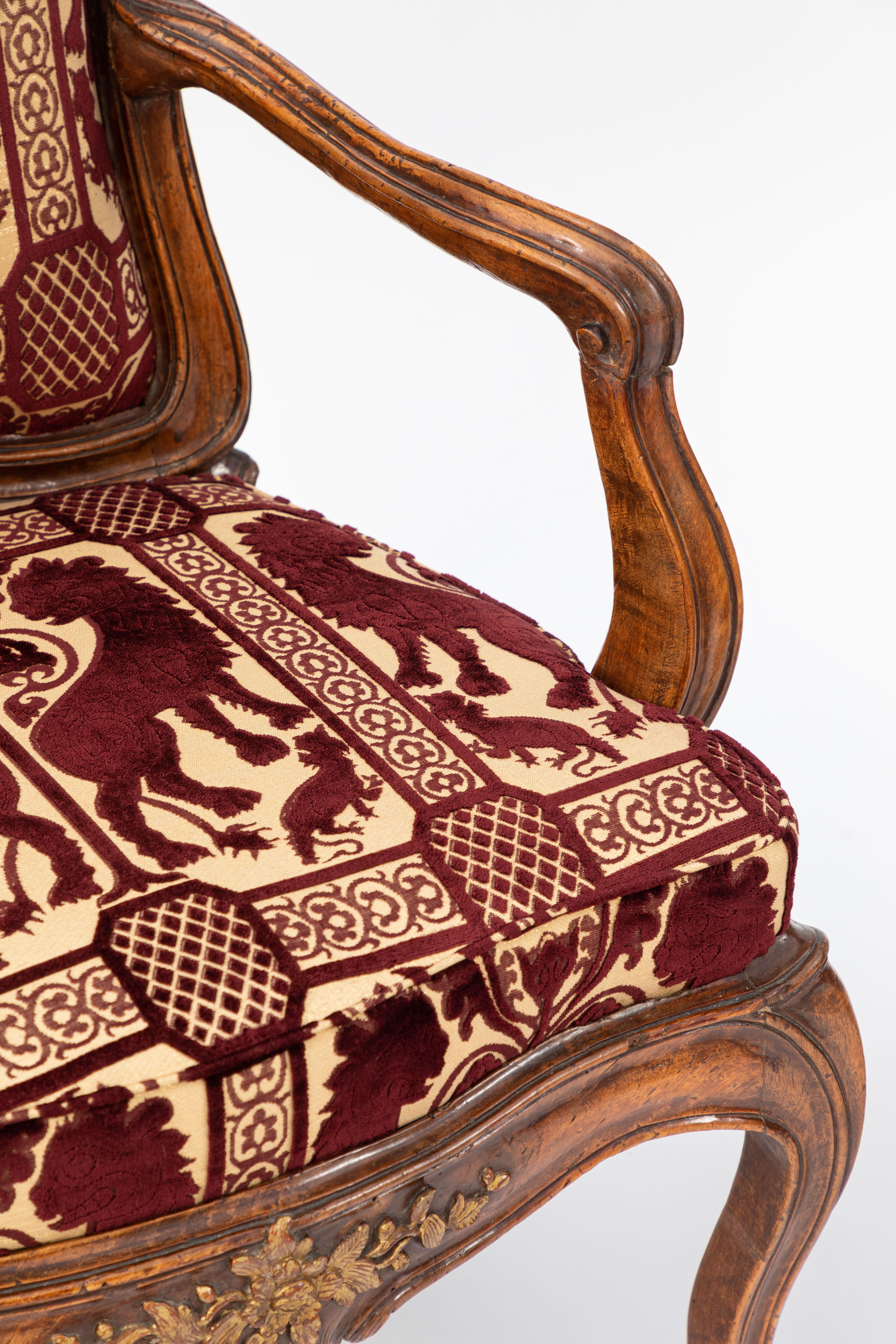 Paar venezianische Sessel aus Nussbaumholz aus dem 18. Jahrhundert (Handgeschnitzt) im Angebot