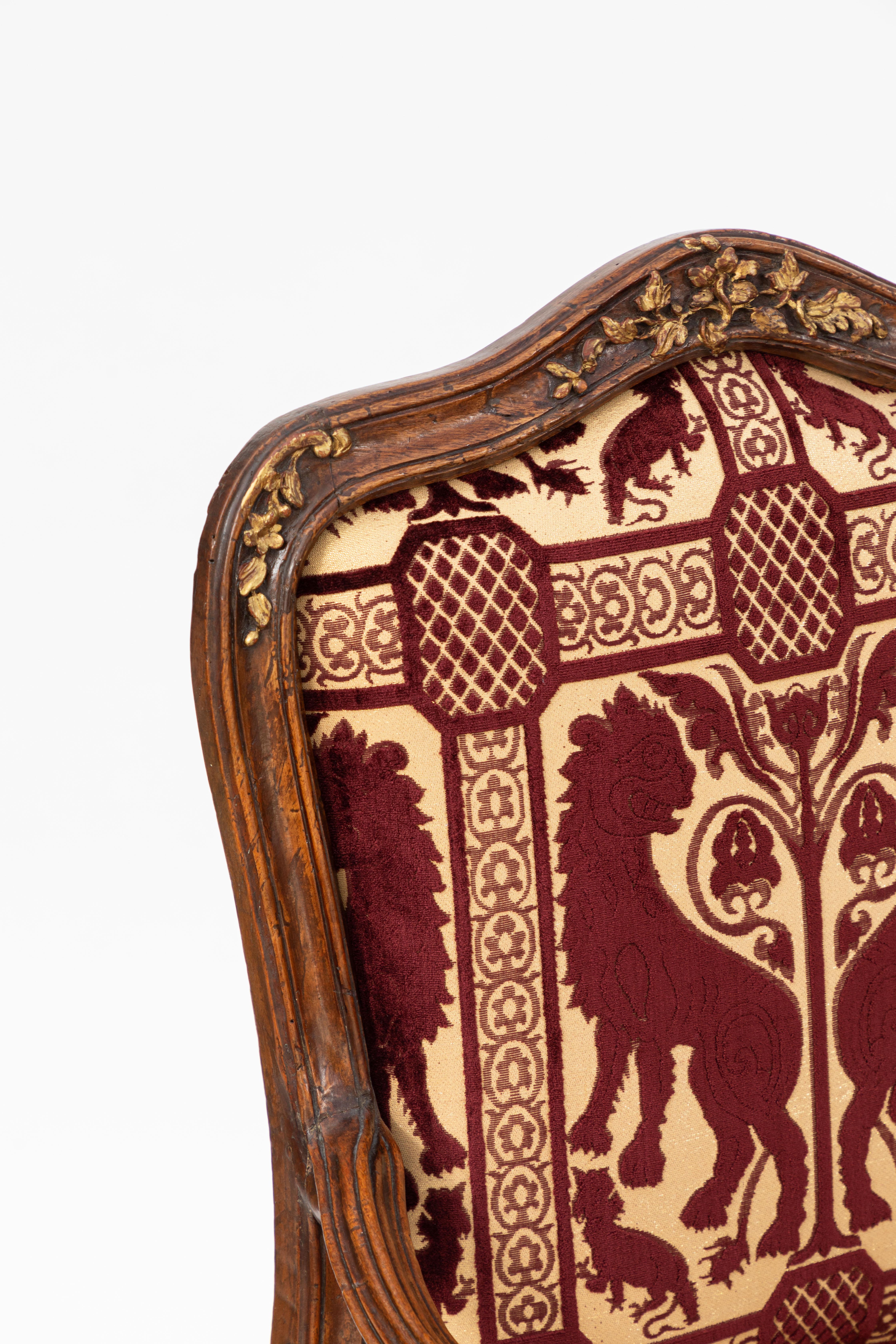 Paire de fauteuils en noyer vénitien du XVIIIe siècle Bon état - En vente à Los Angeles, CA