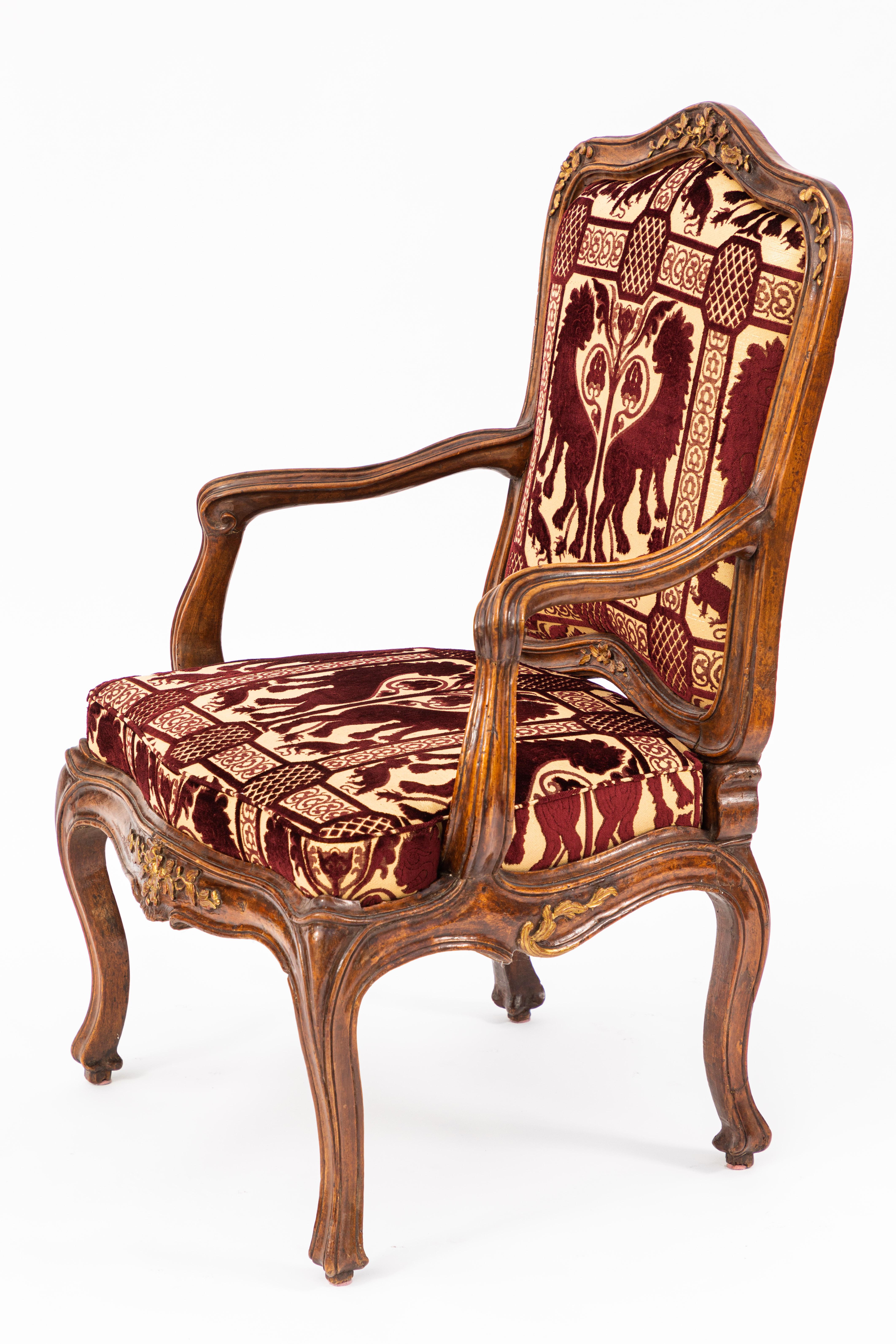 Pair of 18th Century Venetian Walnut Armchairs For Sale 1