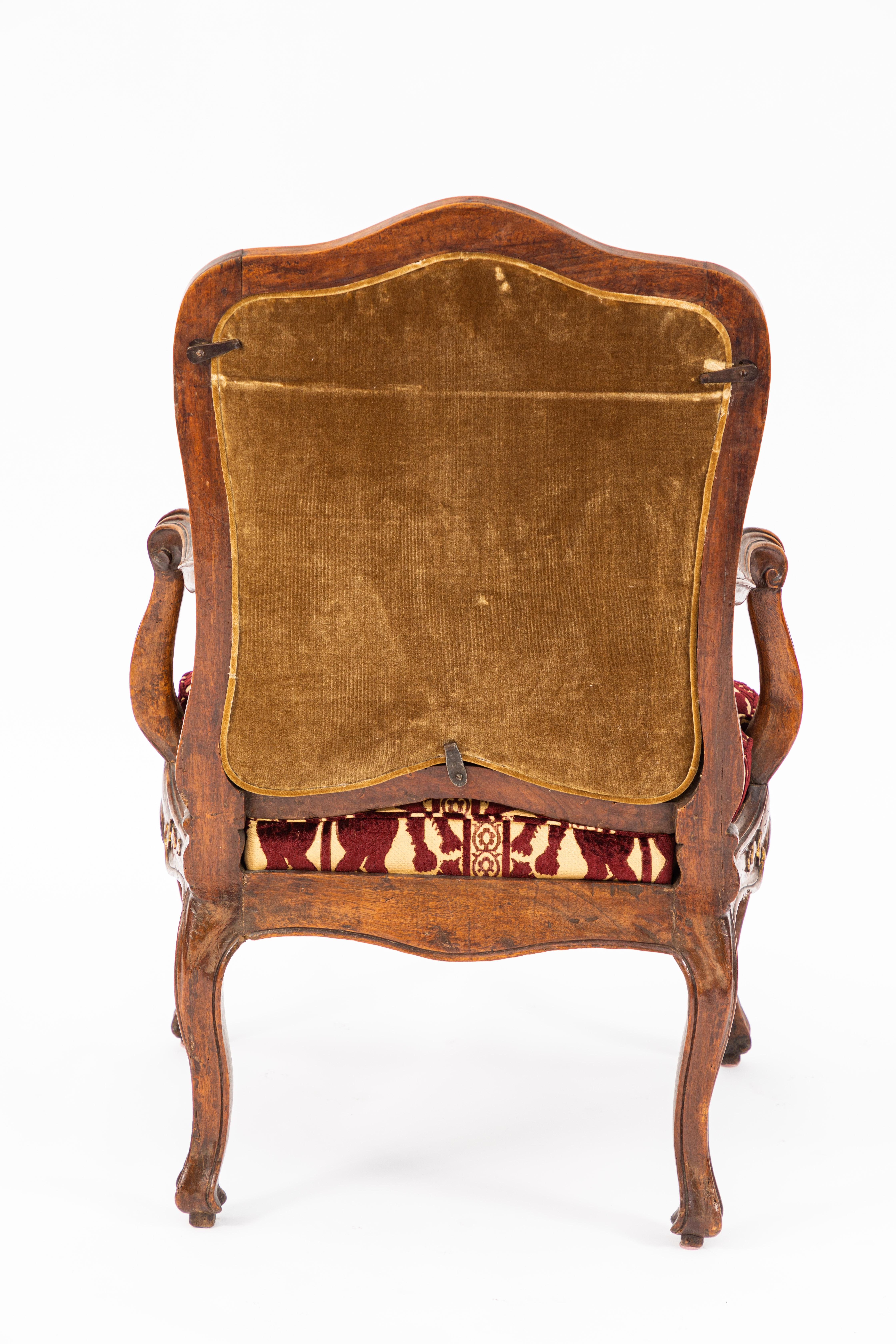 Pair of 18th Century Venetian Walnut Armchairs For Sale 2